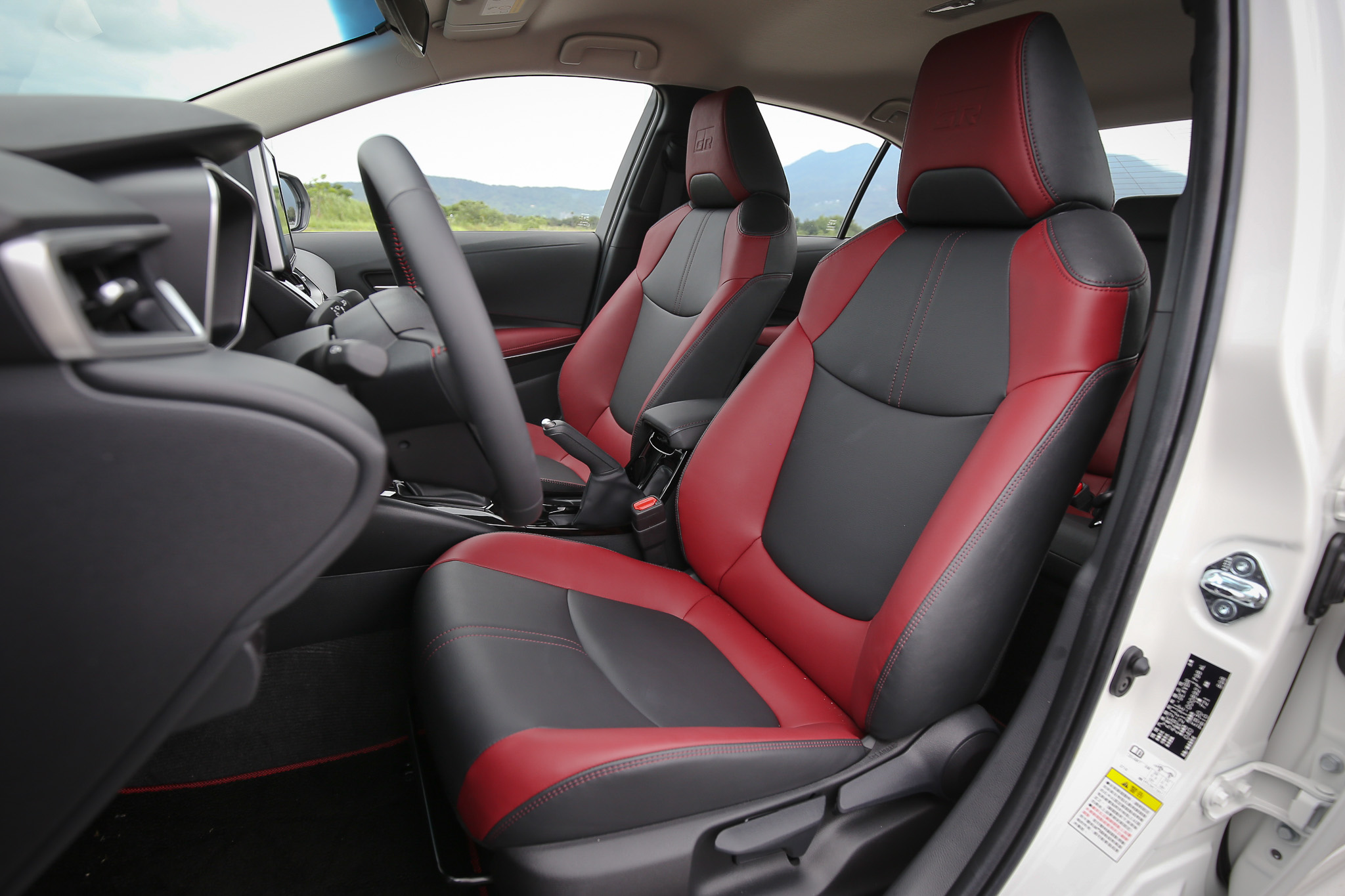 紅黑雙色內裝營造熱血感，但過厚的泡棉雖然舒適，但卻稍微影響了駕駛對於車輛動態的感受度。