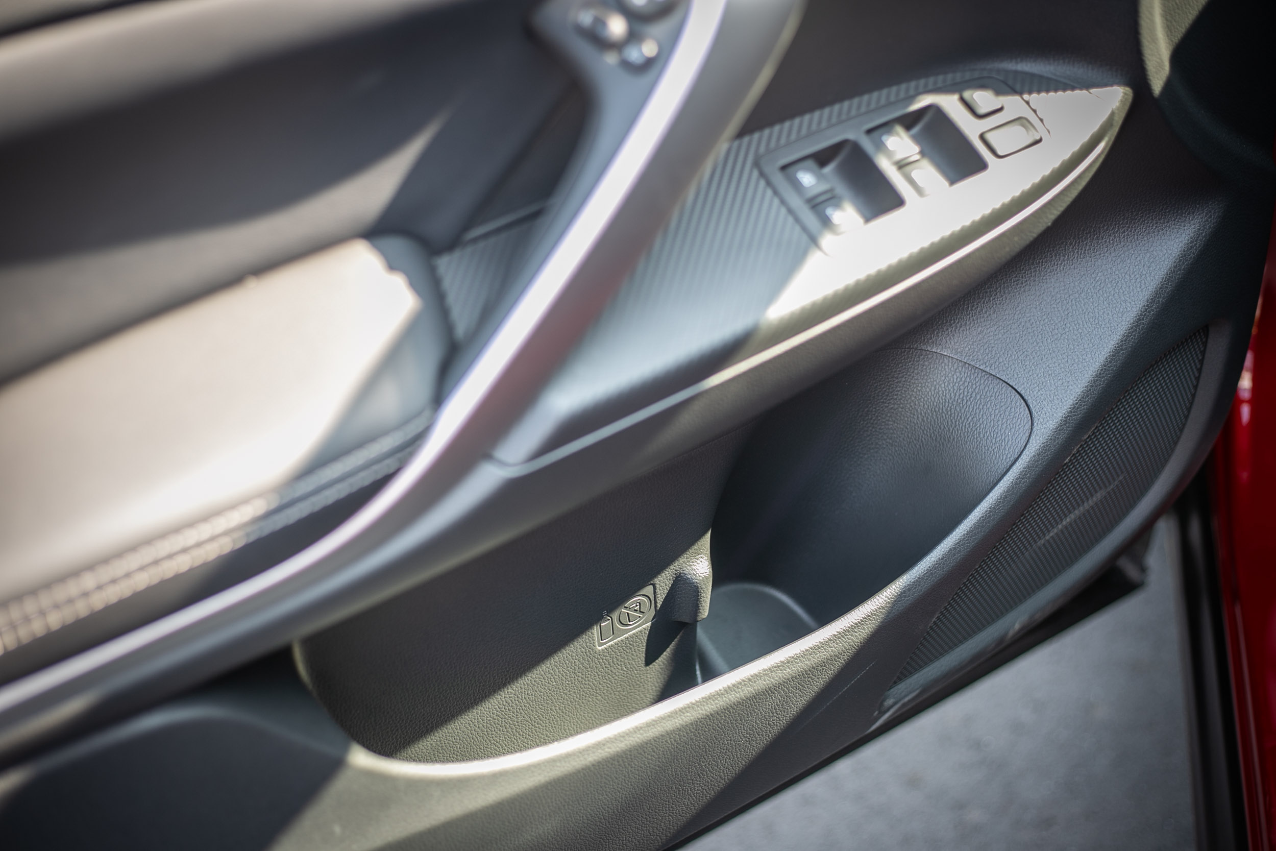 前門板置物空間。