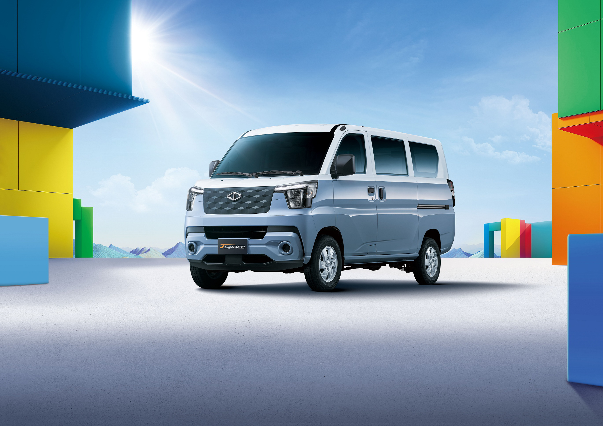 J Space 相較敵手而言在車身尺碼硬是大上不少，造就出難以攻陷的優勢。