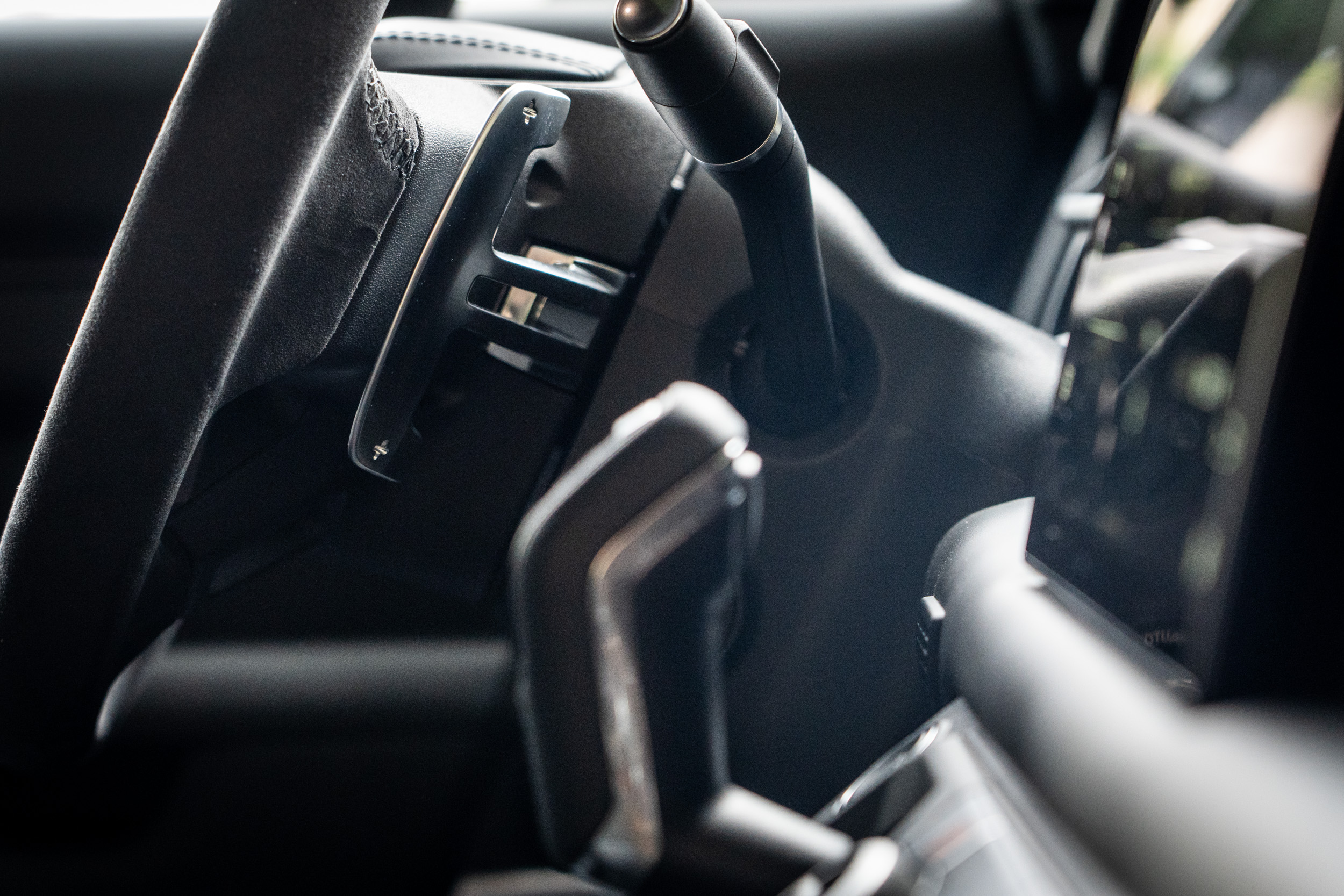 鍍鉻換檔撥片與皮革包覆排檔桿,讓操控過程更具質感。