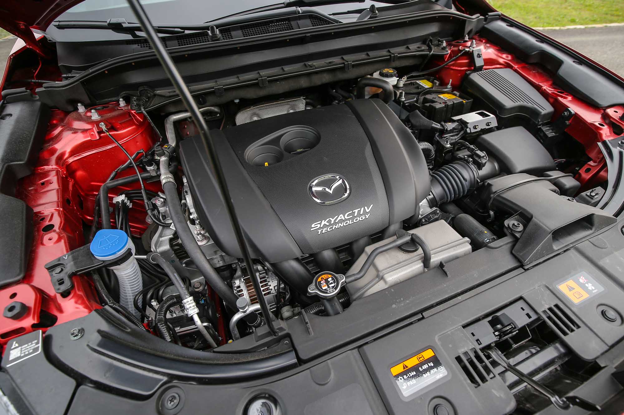 2.5L車型搭載直列四缸自然進氣汽油引擎，具備194ps/26.3kgm動力輸出。