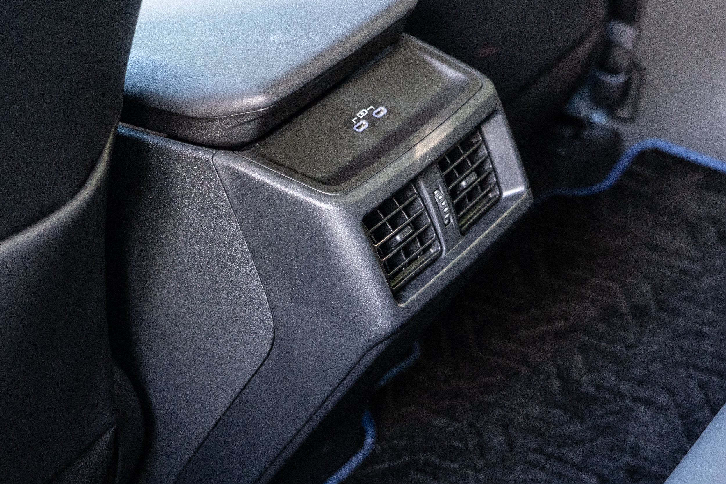 全車共配備4個USB-C充電孔，後座也有空調出風口。