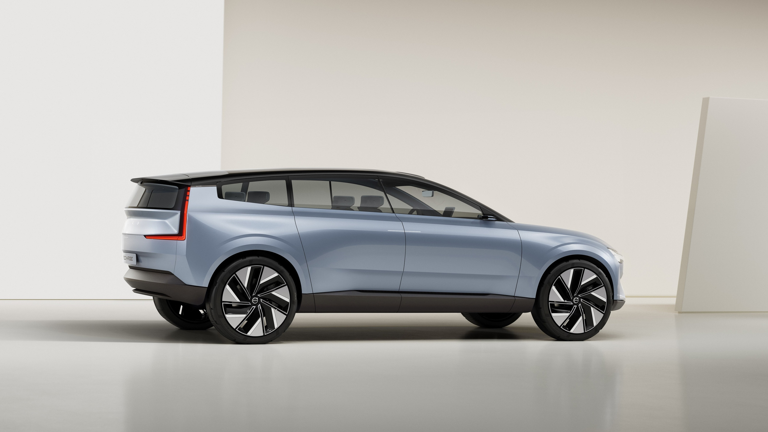 The Volvo Concept Recharge 的登場意謂品牌的電動化歷程與最終目標不再是單純更換動力型式，而是以電動車為基礎，進行車輛設計布局和全面革新。