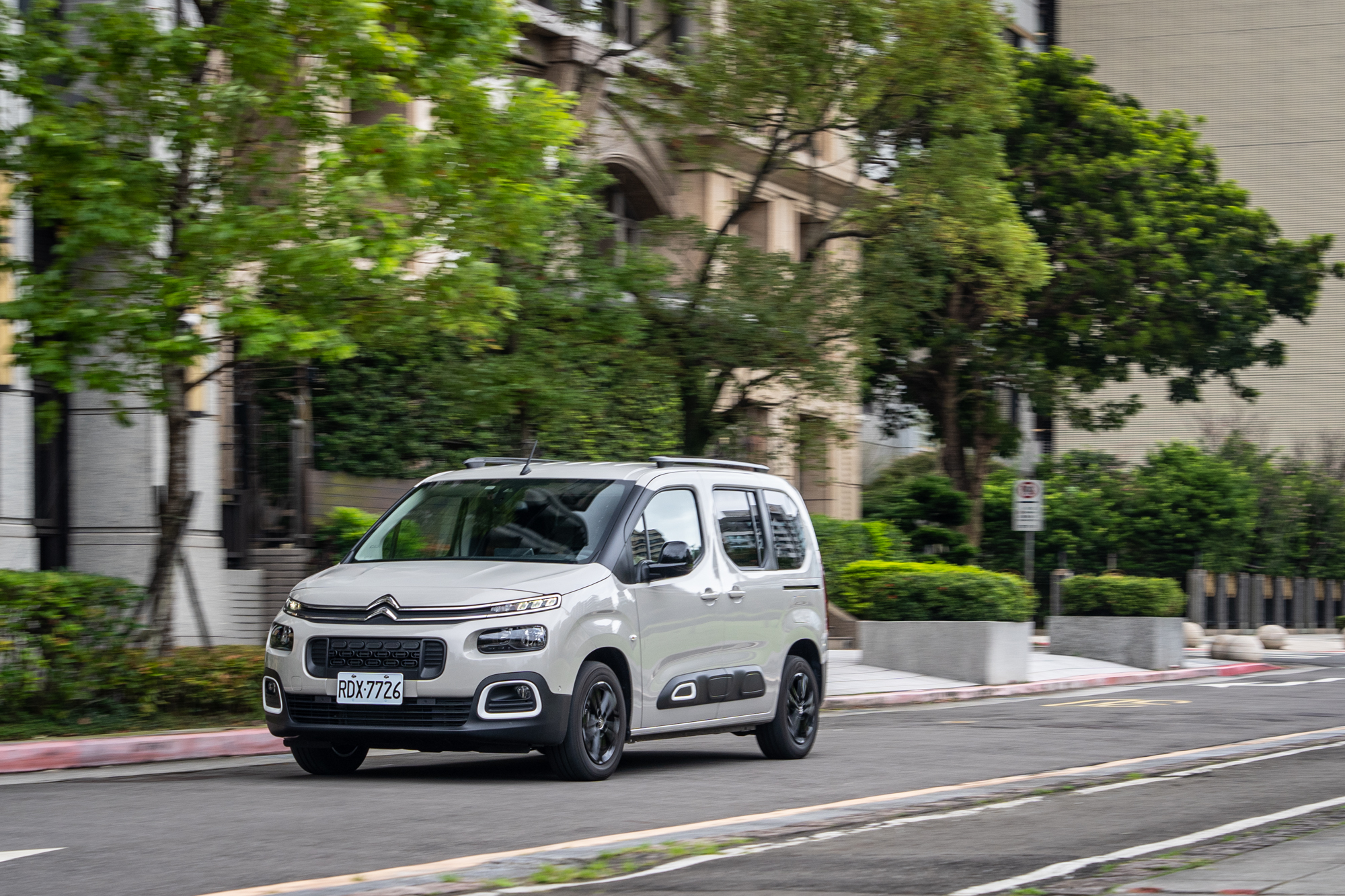 加速表現相當輕快,雖然懸吊設定偏軟,但吸收台灣路面坑洞能力十分優異。