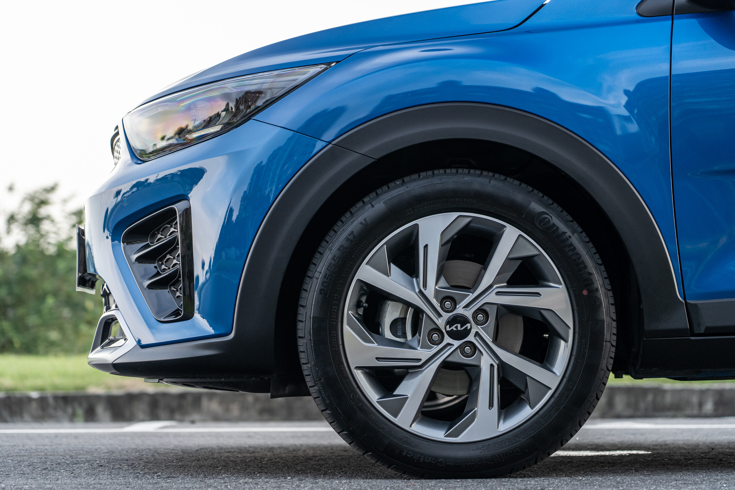 17 吋雙色鋁圈為本車型之標準配備。