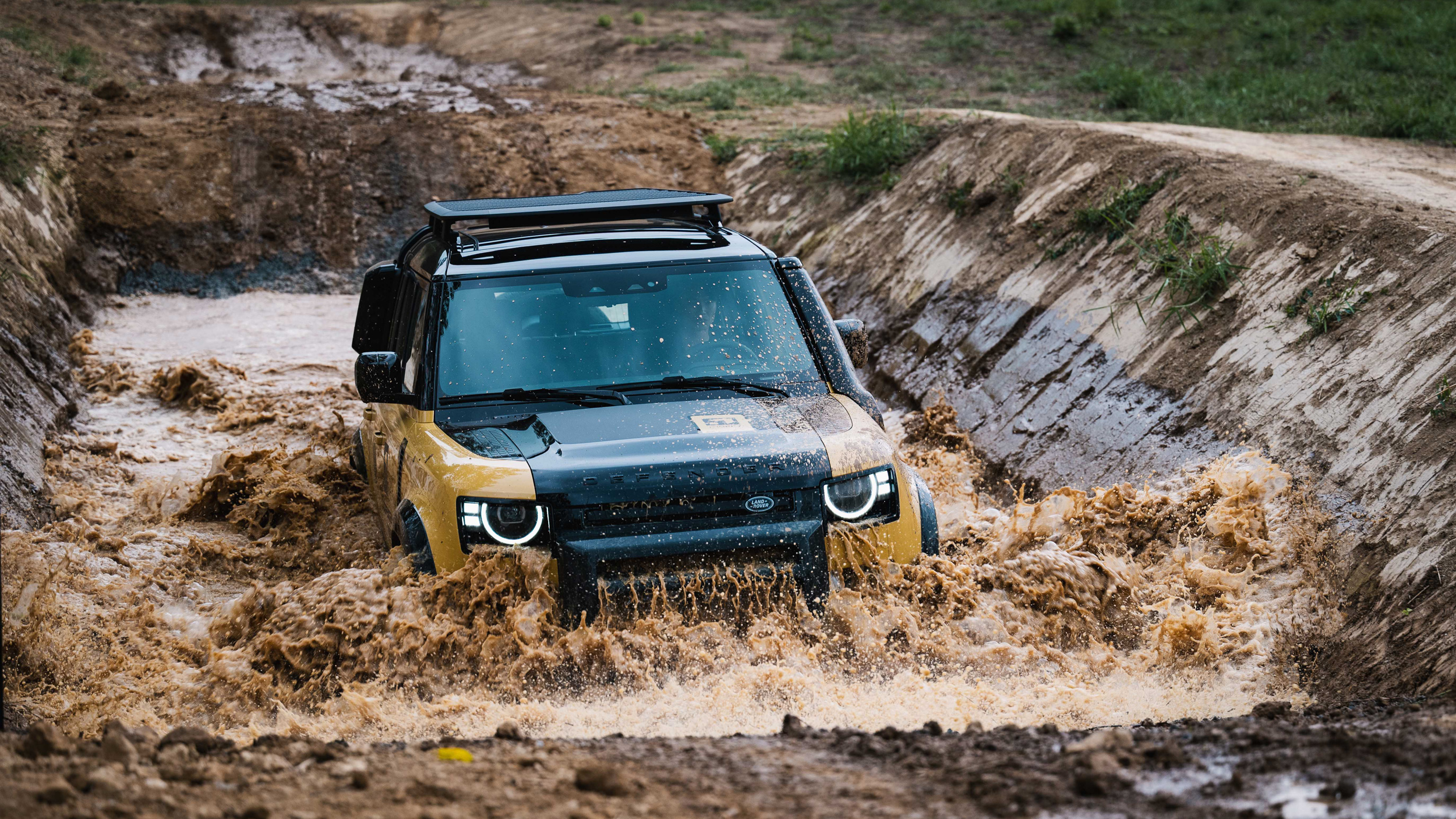 泥濘中尋找現代奢華的價值所在｜從 Defender Trophy 窺見 JLR 的野心與隱憂