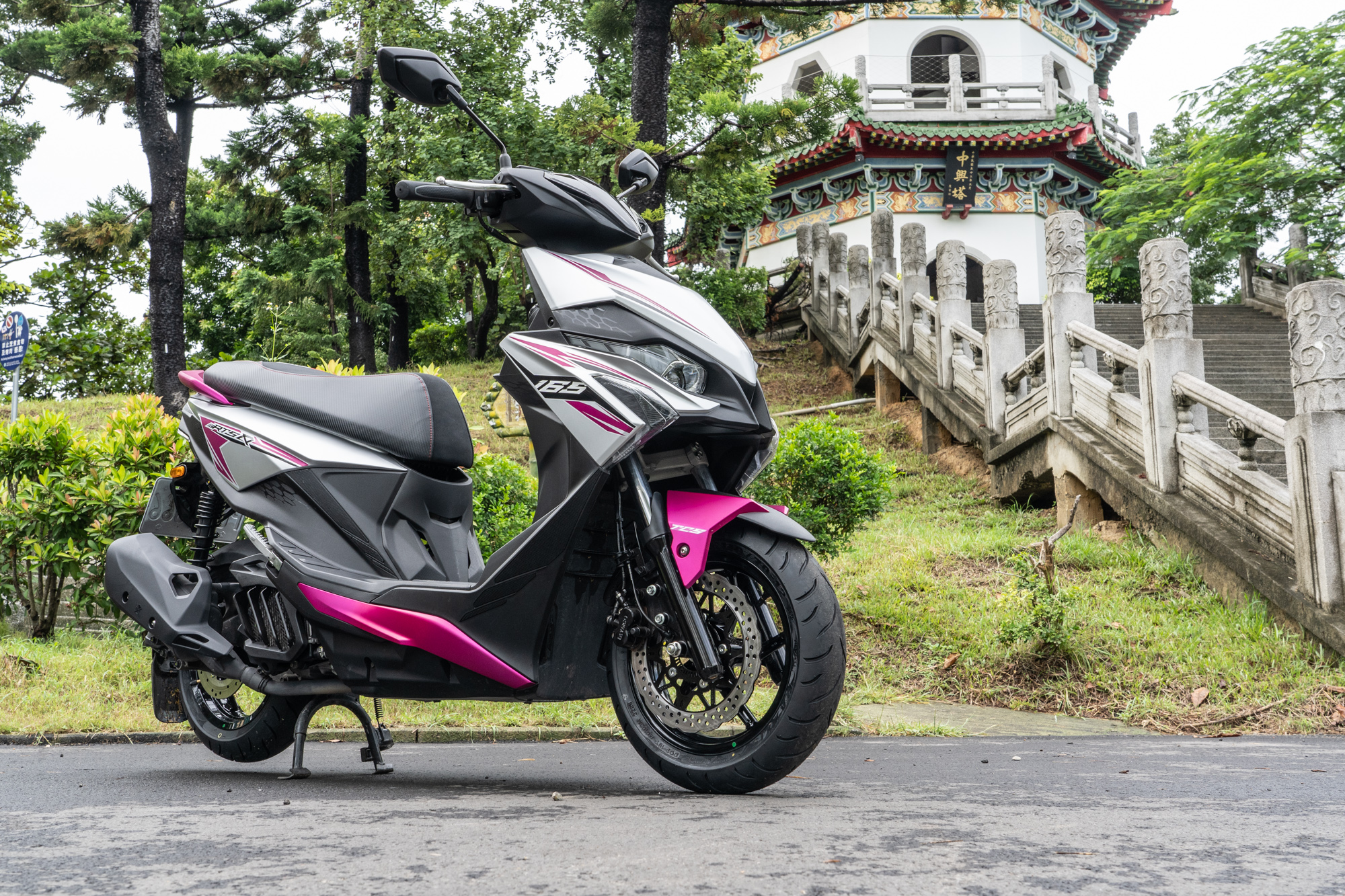 Kymco也針對旗下最強白牌運動機種 RTS R 165 車型推出新色，以搶眼的紫色為設計主軸。