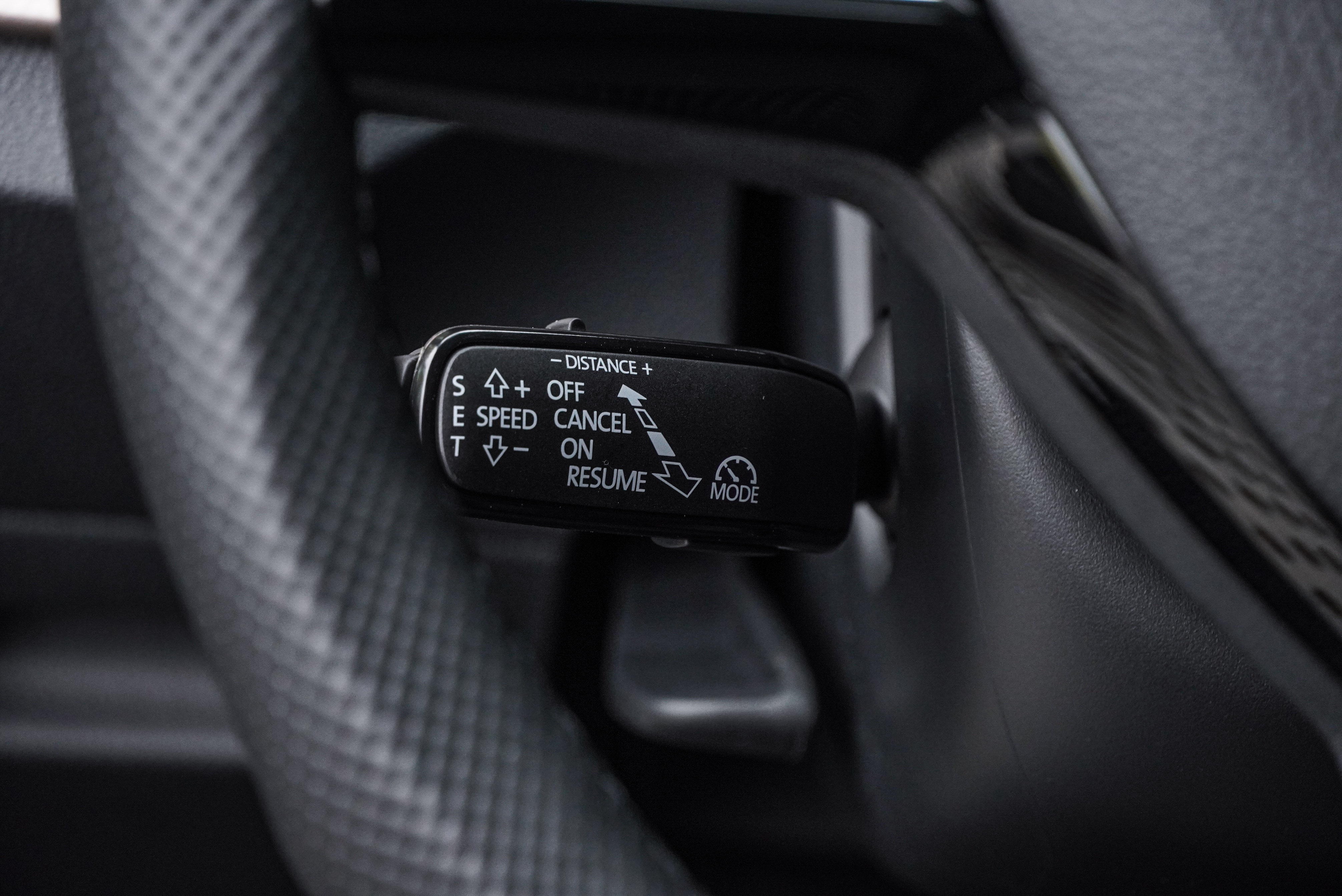 ACC 主動式定速跟車系統控制桿位於方向盤左後方，初次使用時容易誤觸方向燈桿。習慣後操控也算直覺。