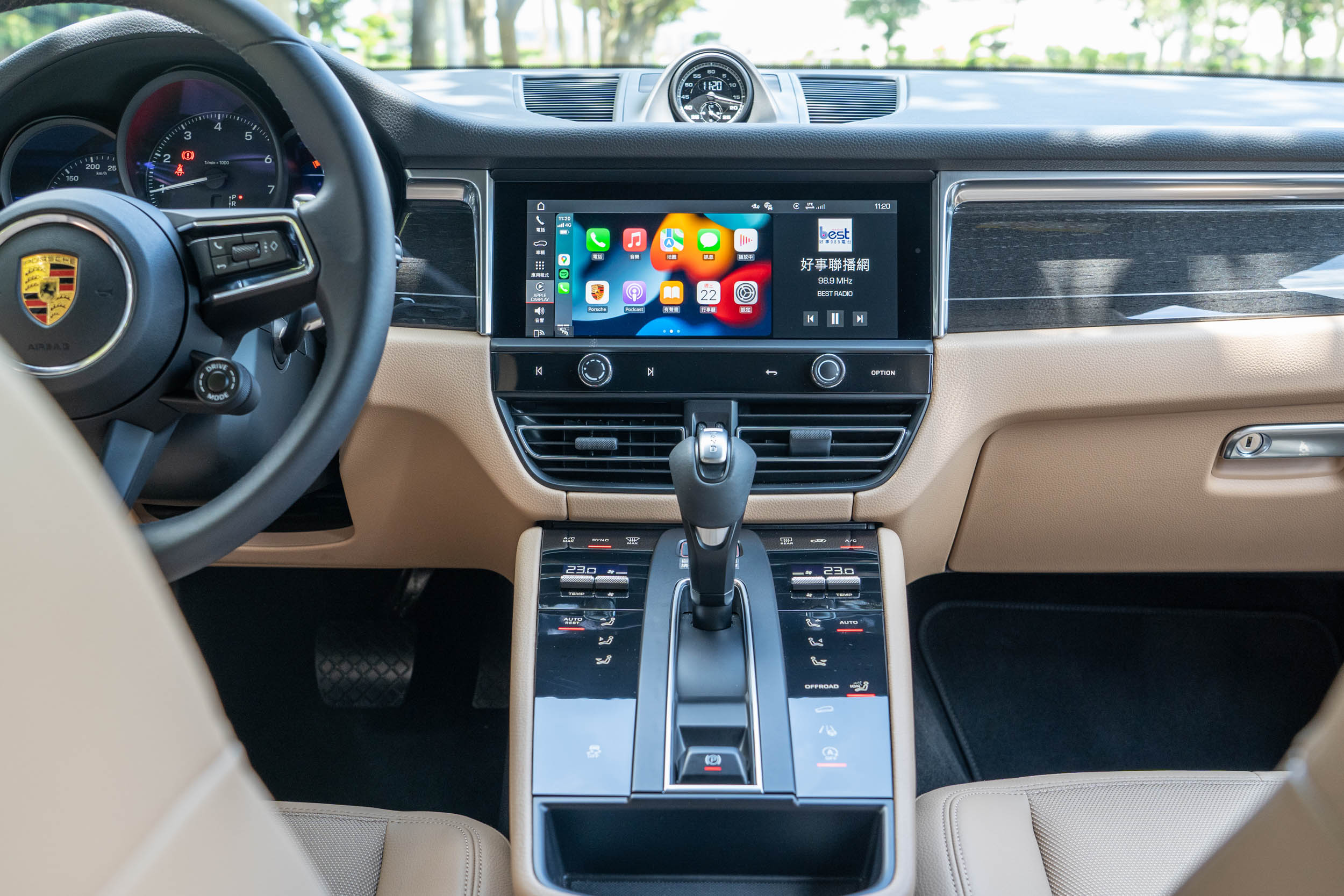 中控臺中央 10.9 吋的高解析度數位螢幕具備無線連接 Apple CarPlay 手機整合系統。