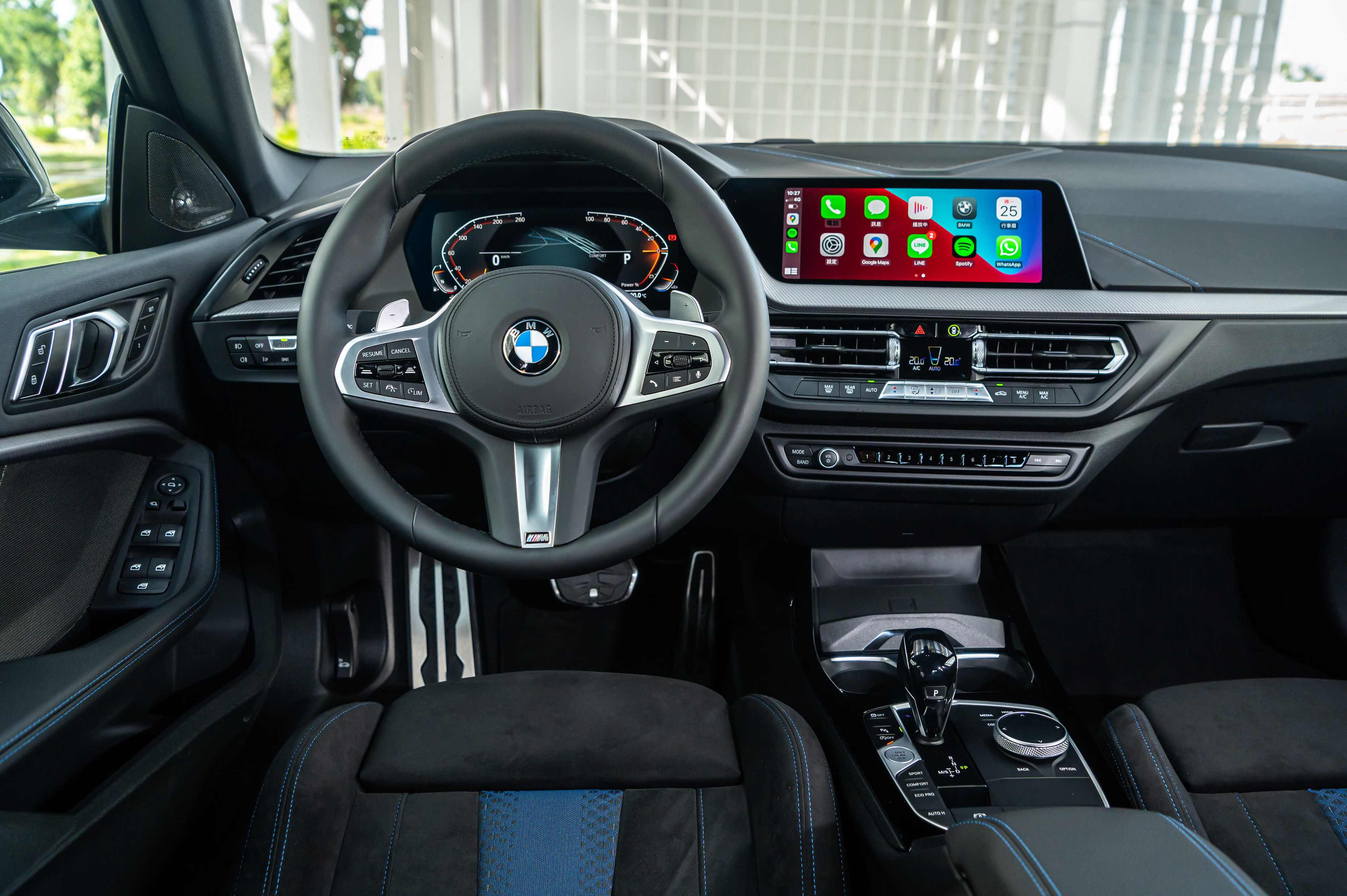 BMW 全數位虛擬座艙整合雙 10.25 吋虛擬數位儀錶及中控觸控螢幕，搭配智慧型手機無線整合系統（含 Apple CarPlay 及 Android Auto）。