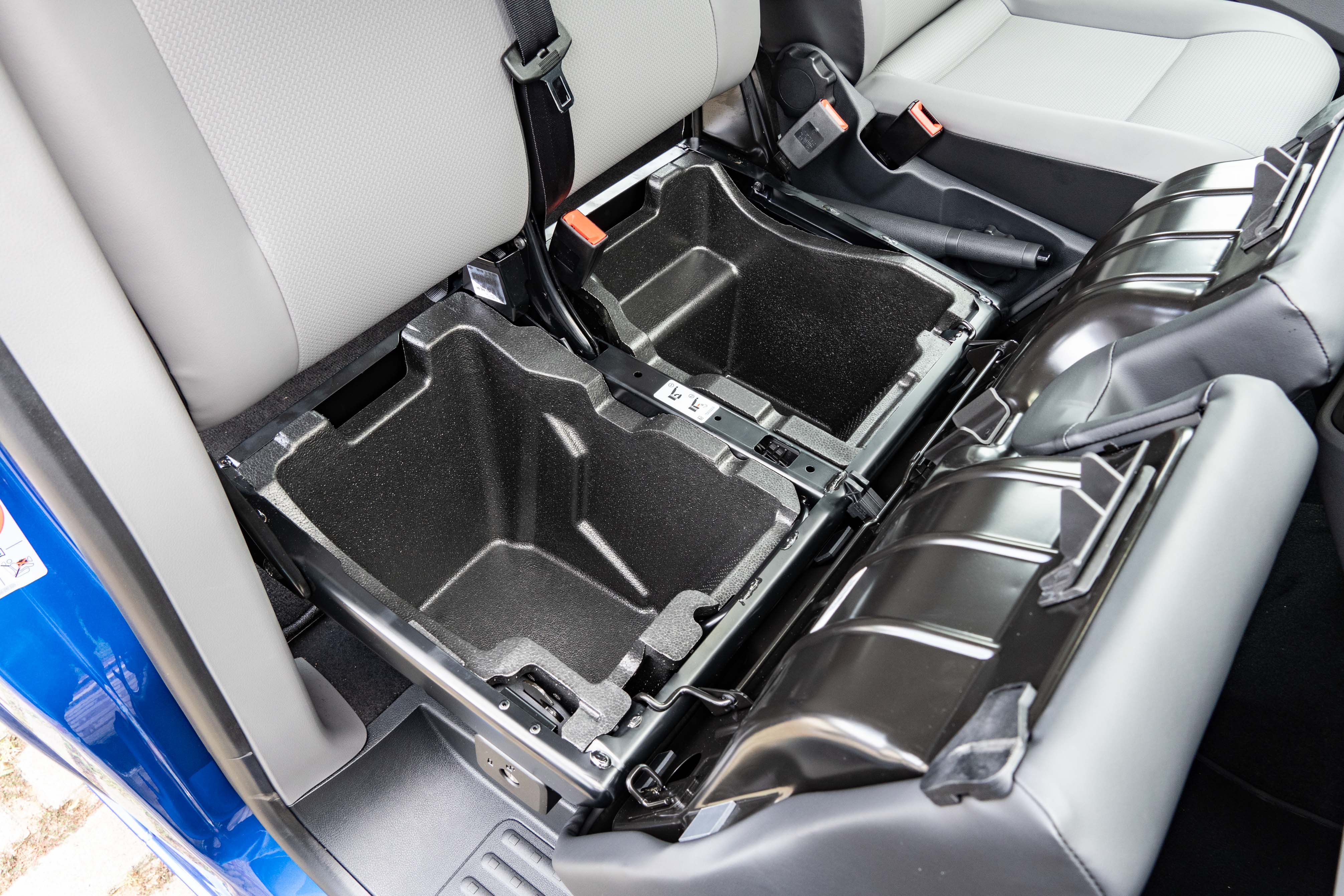 前座椅墊下方提供額外收納空間。