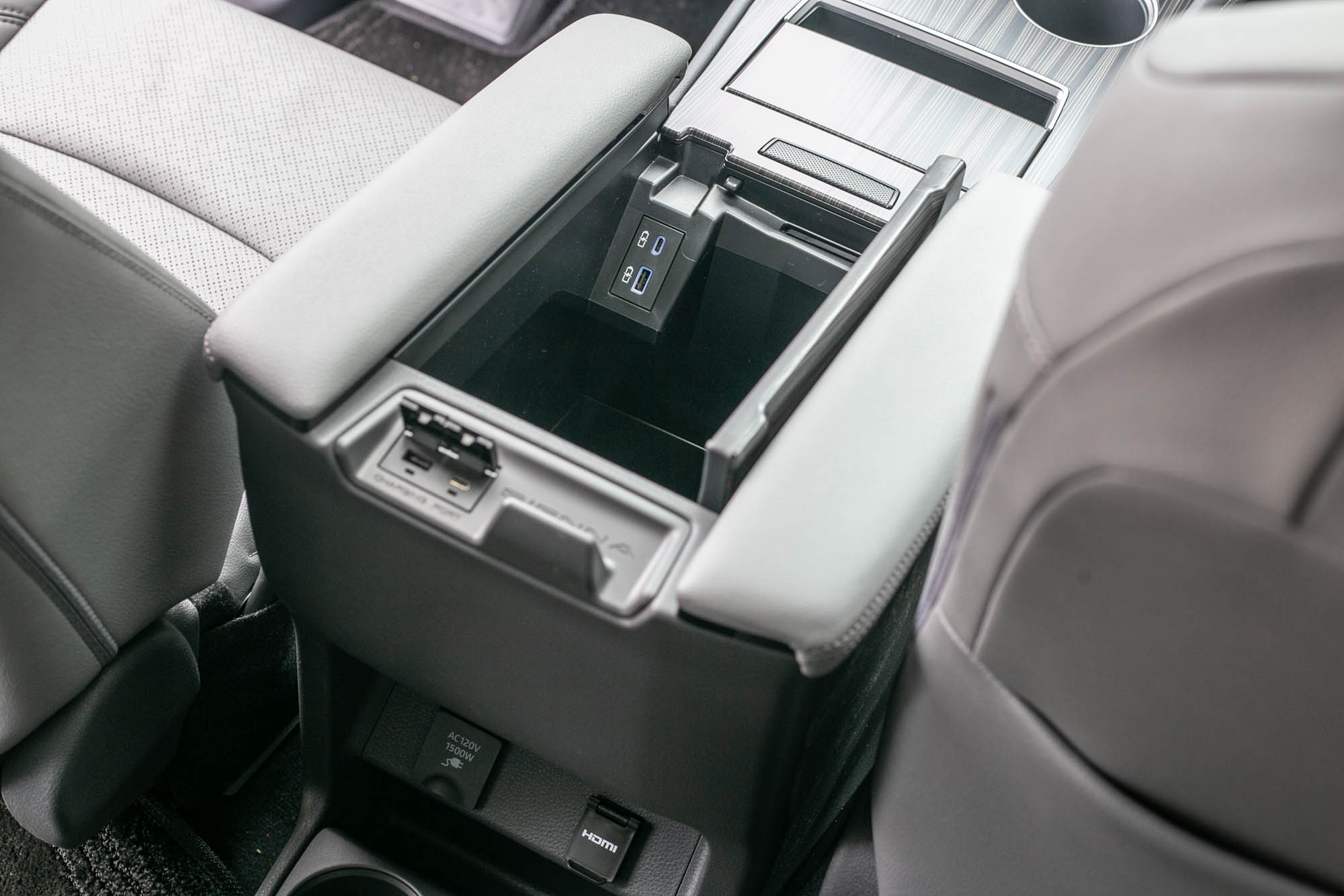 全車有 7 個 USB 充電裝置。