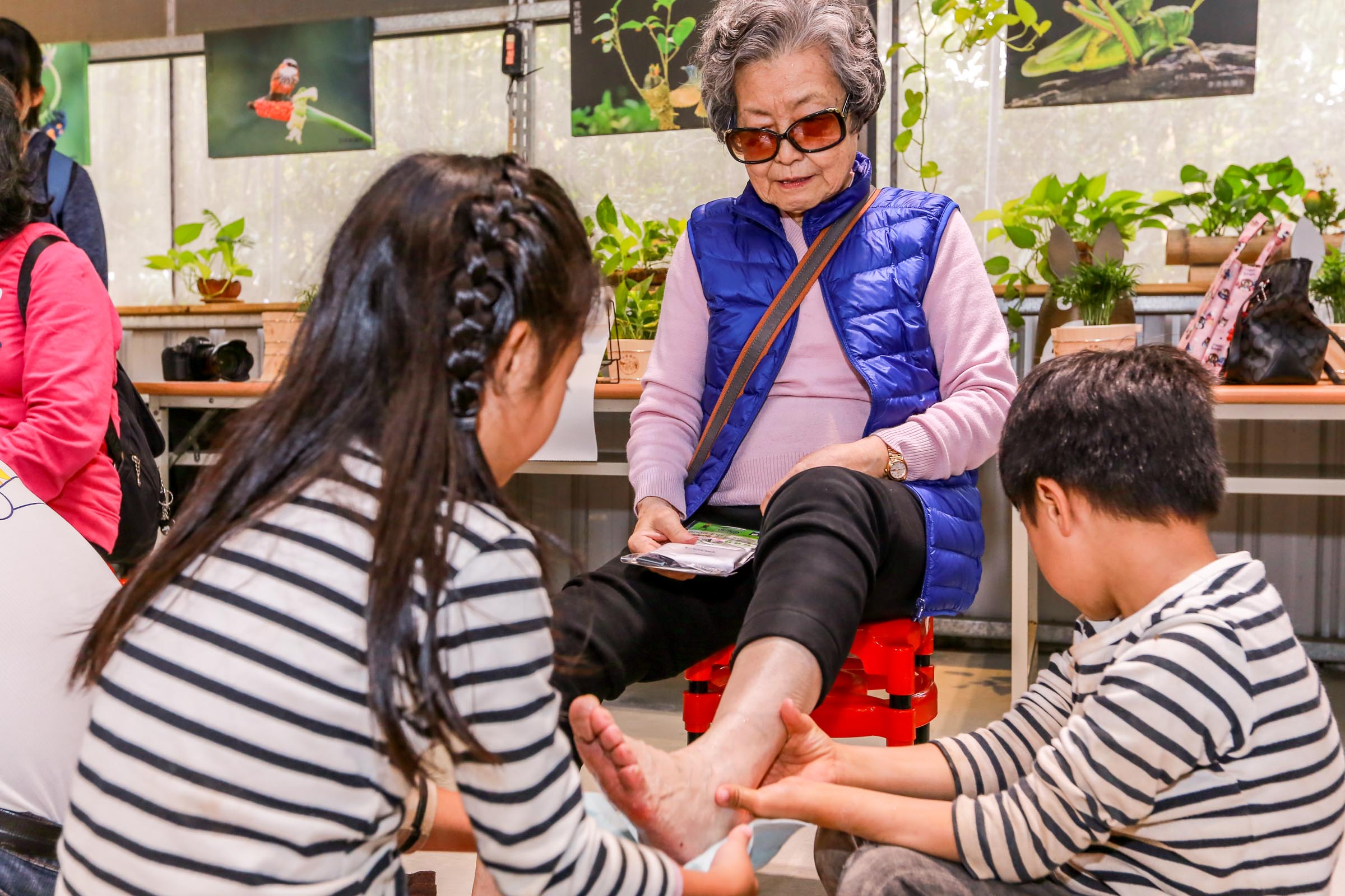 裕隆汽車福氣小旅行,為爺奶洗腳盡孝添福氣。