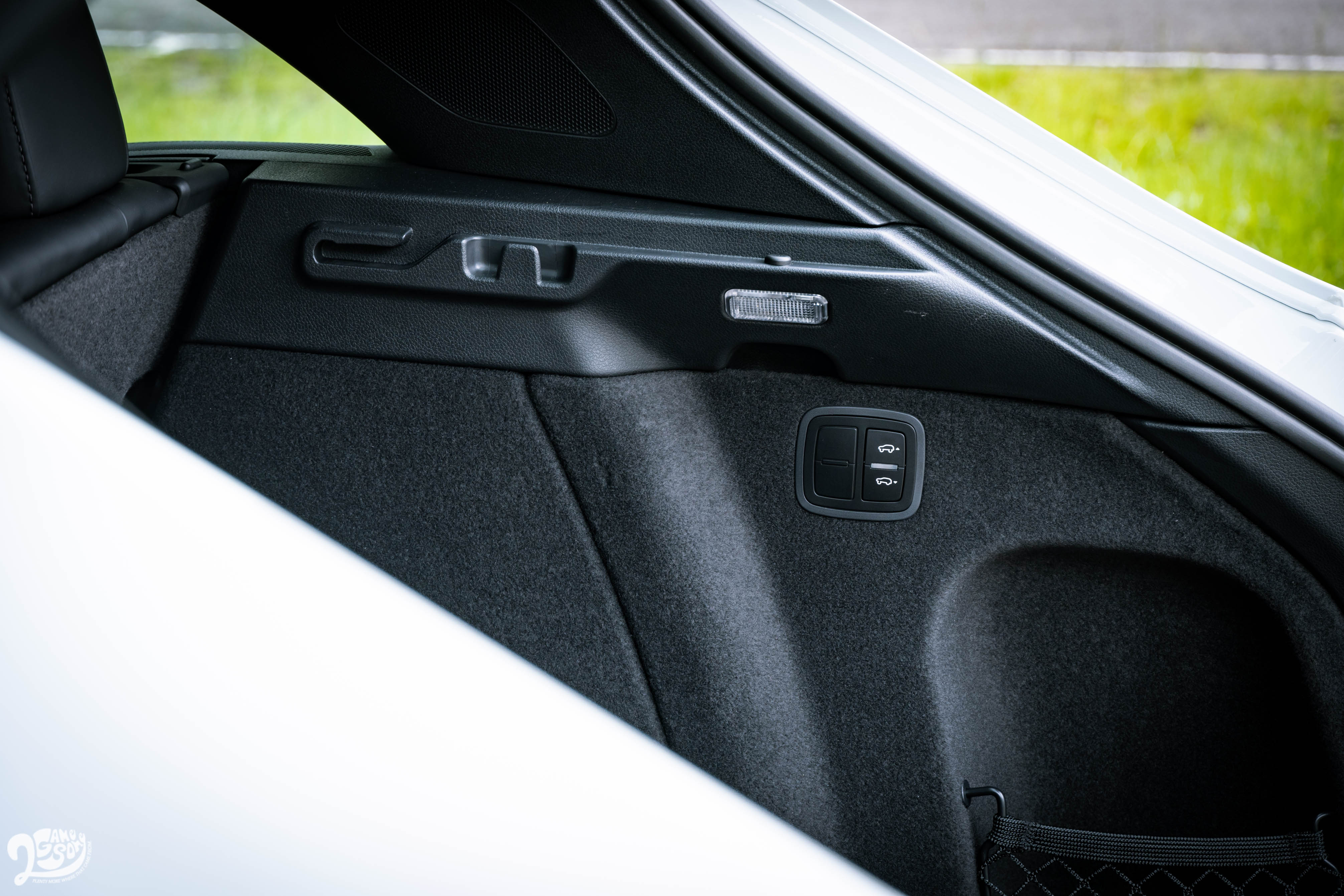 若選配氣壓懸載系統,行李廂提供車尾高度調整功能,方便上下貨。