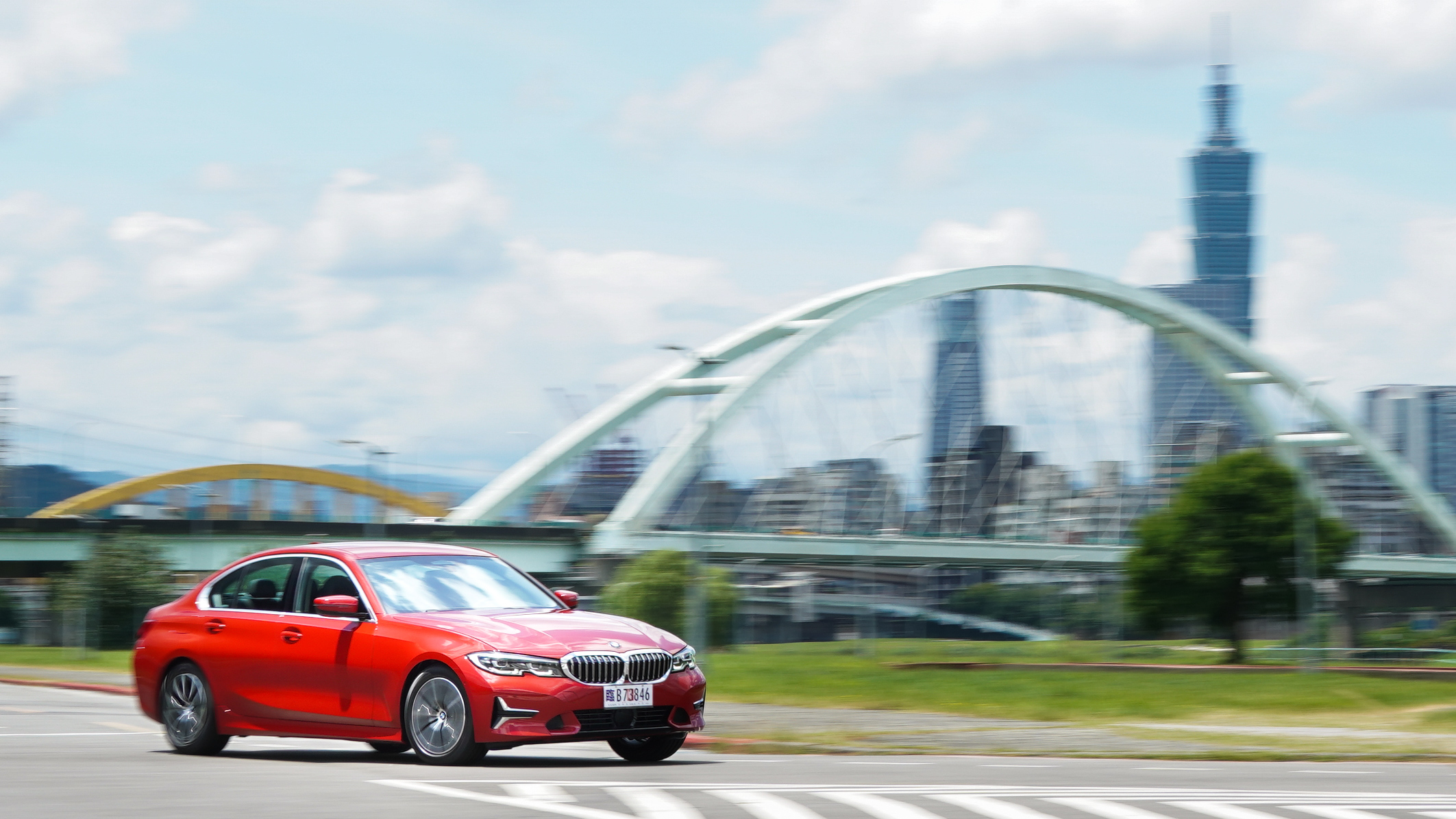 BMW 318i Luxury 8.4 秒破百的實力相對斯文，但依然保有 3系列的操控樂趣。