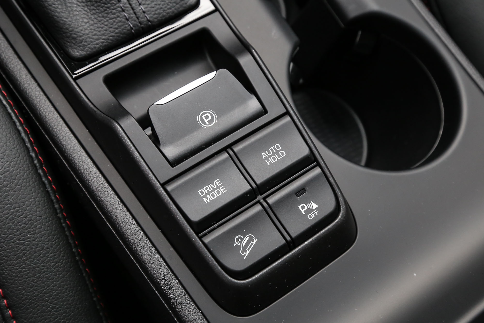 提供 COMFORT、ECO、SPORT 三種模式的 DRIVE MODE 駕駛模式。