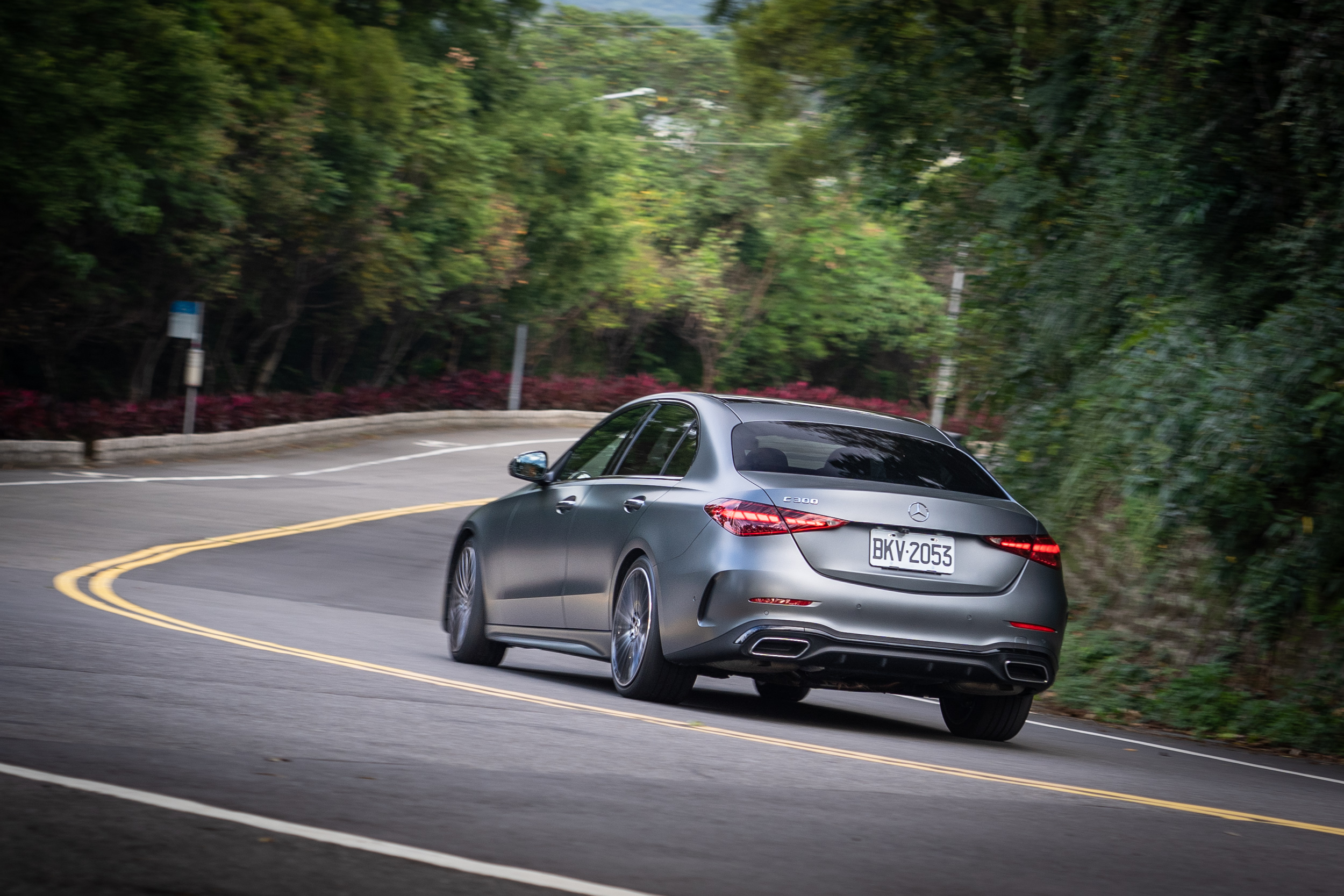 C300 配上跑車型懸吊系統,但就如先前 C200 車型試駕時的感受般,此套跑車型懸吊系統在台灣的路況中奔馳,總讓人有種「水土不服」的感受。