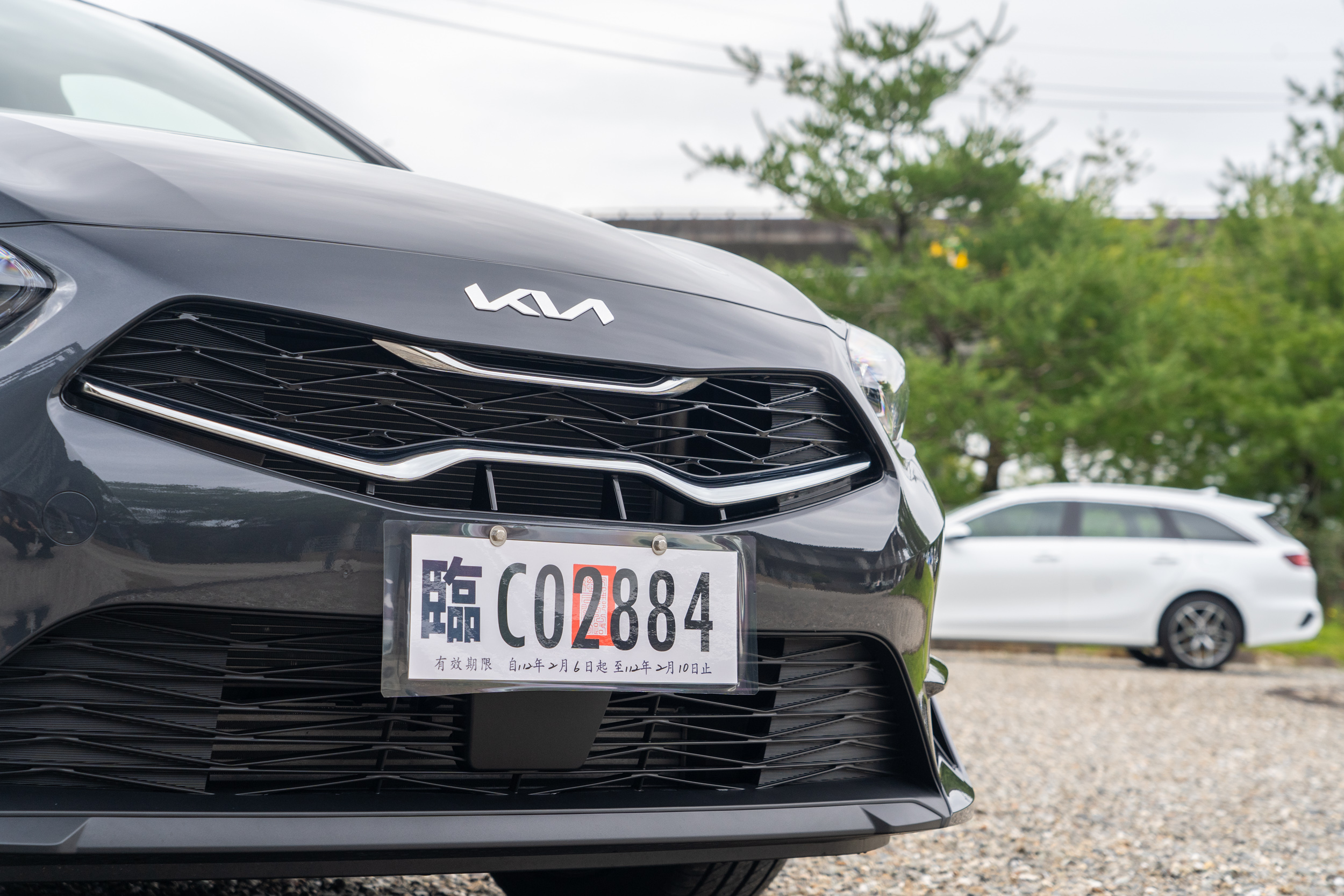 重新修飾的水箱護罩,依舊帶有既有的虎鼻風格,修飾得更為俐落簡約。