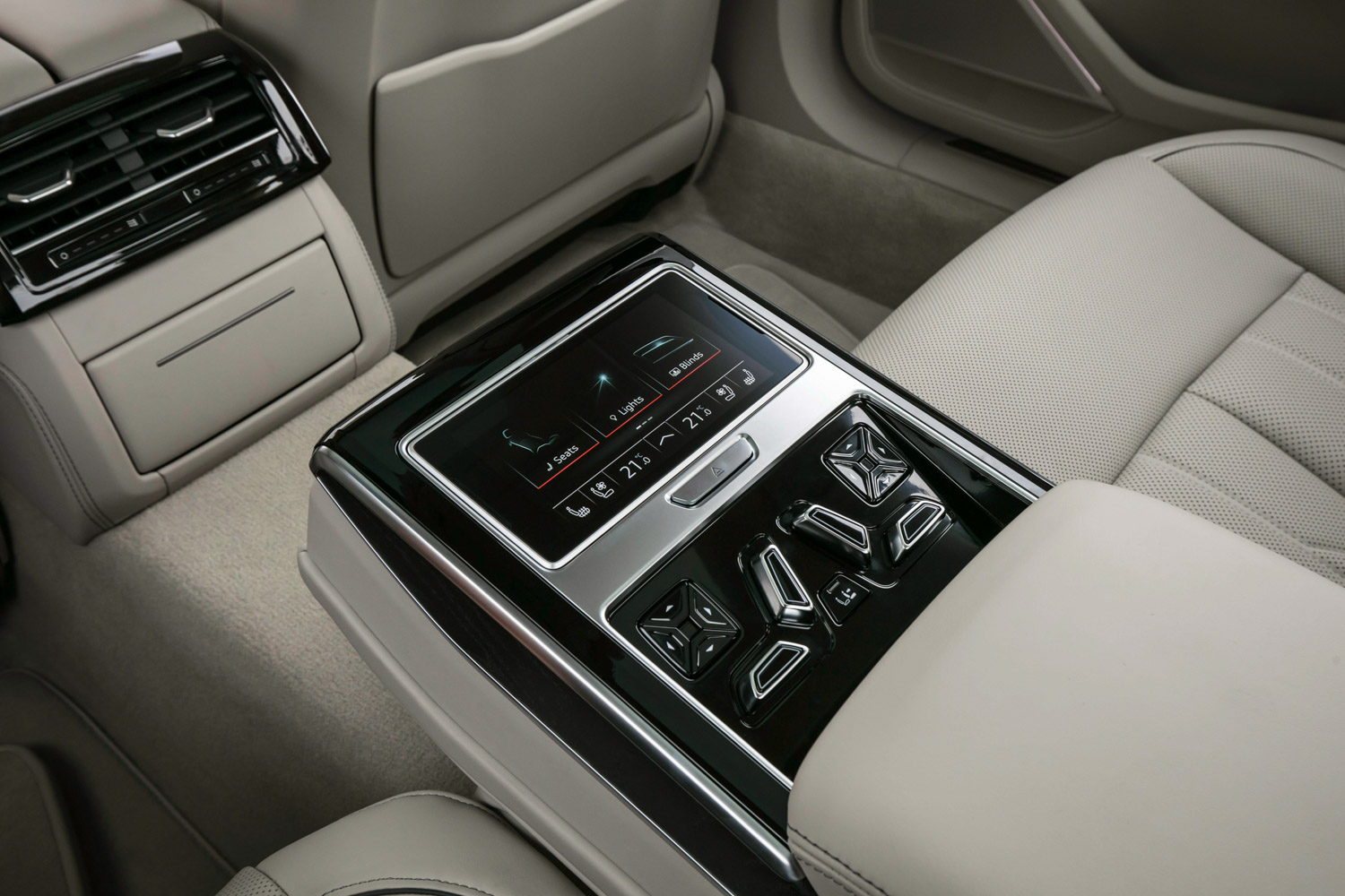Audi A8 科技旗艦運用全新的Audi Virtual Cockpit全數位虛擬座艙科技，捨棄傳統按鍵與旋鈕設計，首度搭配採用新世代MMI直覺式觸碰控制系統，駕駛者只需以手指點觸按壓或口語指令即可輕鬆操作多媒體影音資訊系統、空調與座椅調整等多項功能。