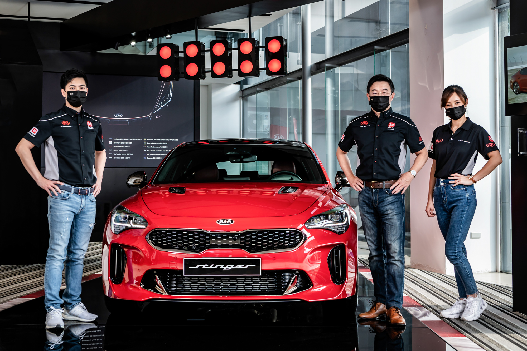台灣森那美起亞總裁李昌益、與國際賽冠軍車手陳意凡 Evan（左），一同為 Kia 小改款 Stinger 在台上市做見證。