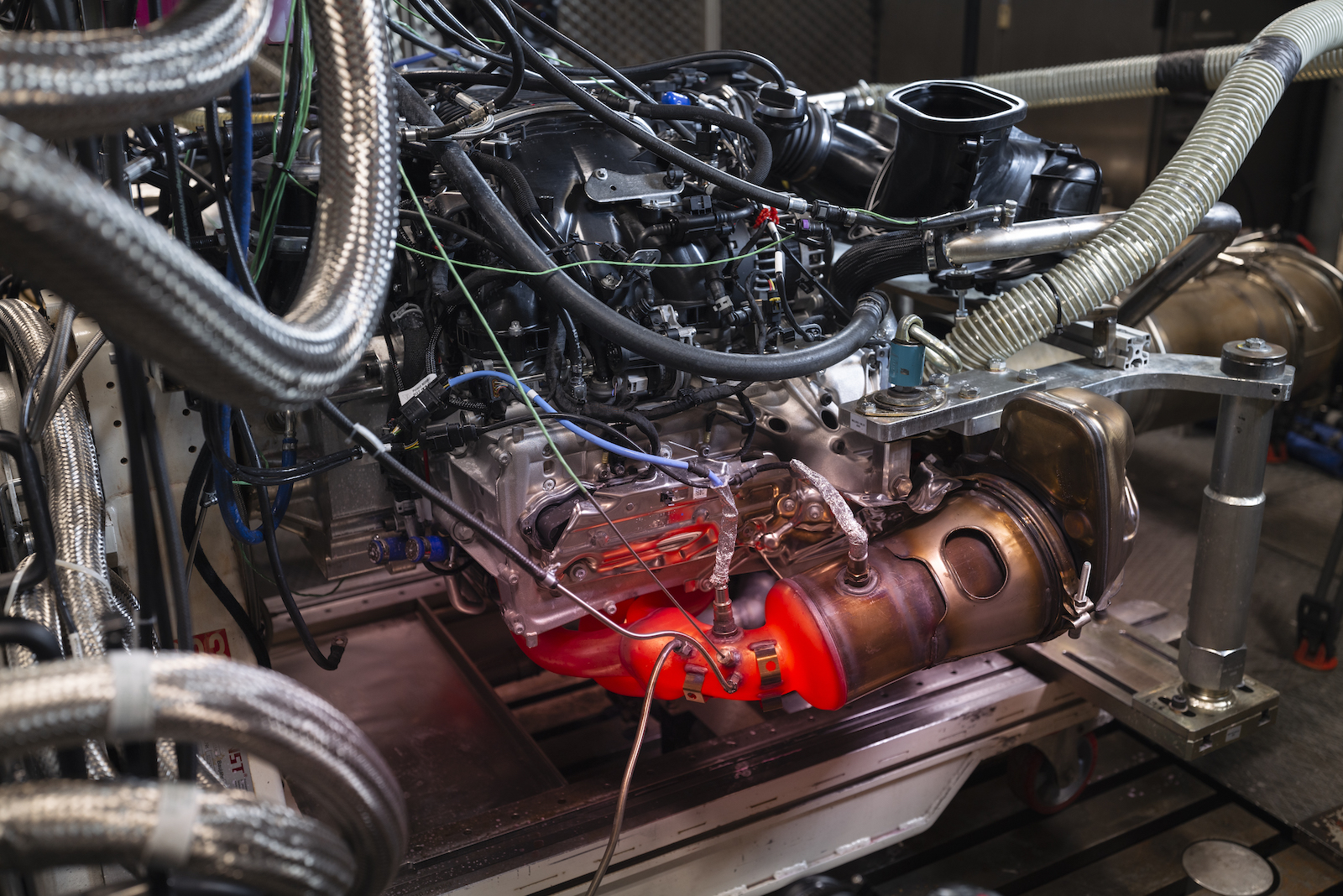 全新 GT3 的引擎在測試平台上運轉了 22,000 多個小時，且大多數時候，引擎是以全速運轉狀態，重複進行賽道模擬測試。