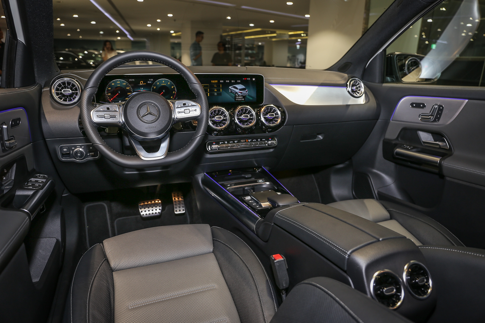 座艙內展現當代 Mercedes-Benz 一貫風格，同樣採用雙 10.25 吋螢幕組成數位儀表與中央觸控螢幕。
