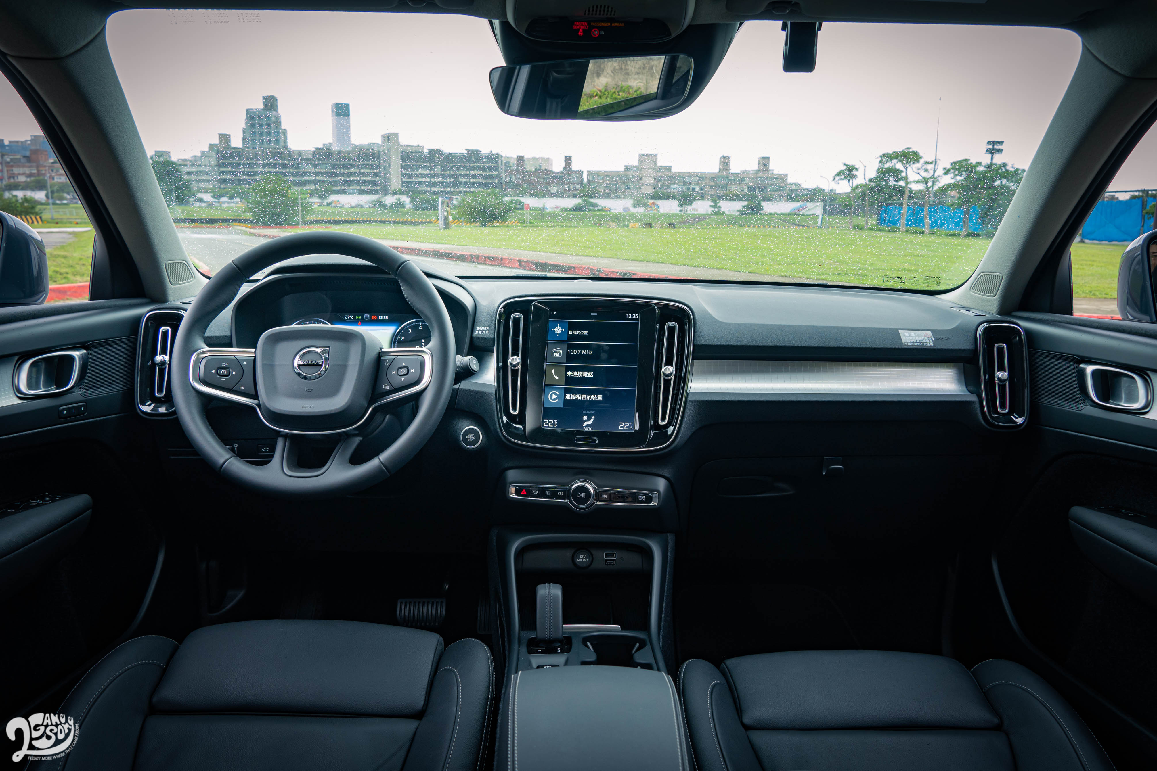 XC40 T3 Momentum 座艙採用 Volvo 一貫的簡約風格,但身為入門車型,用料難免較高規車款樸素。