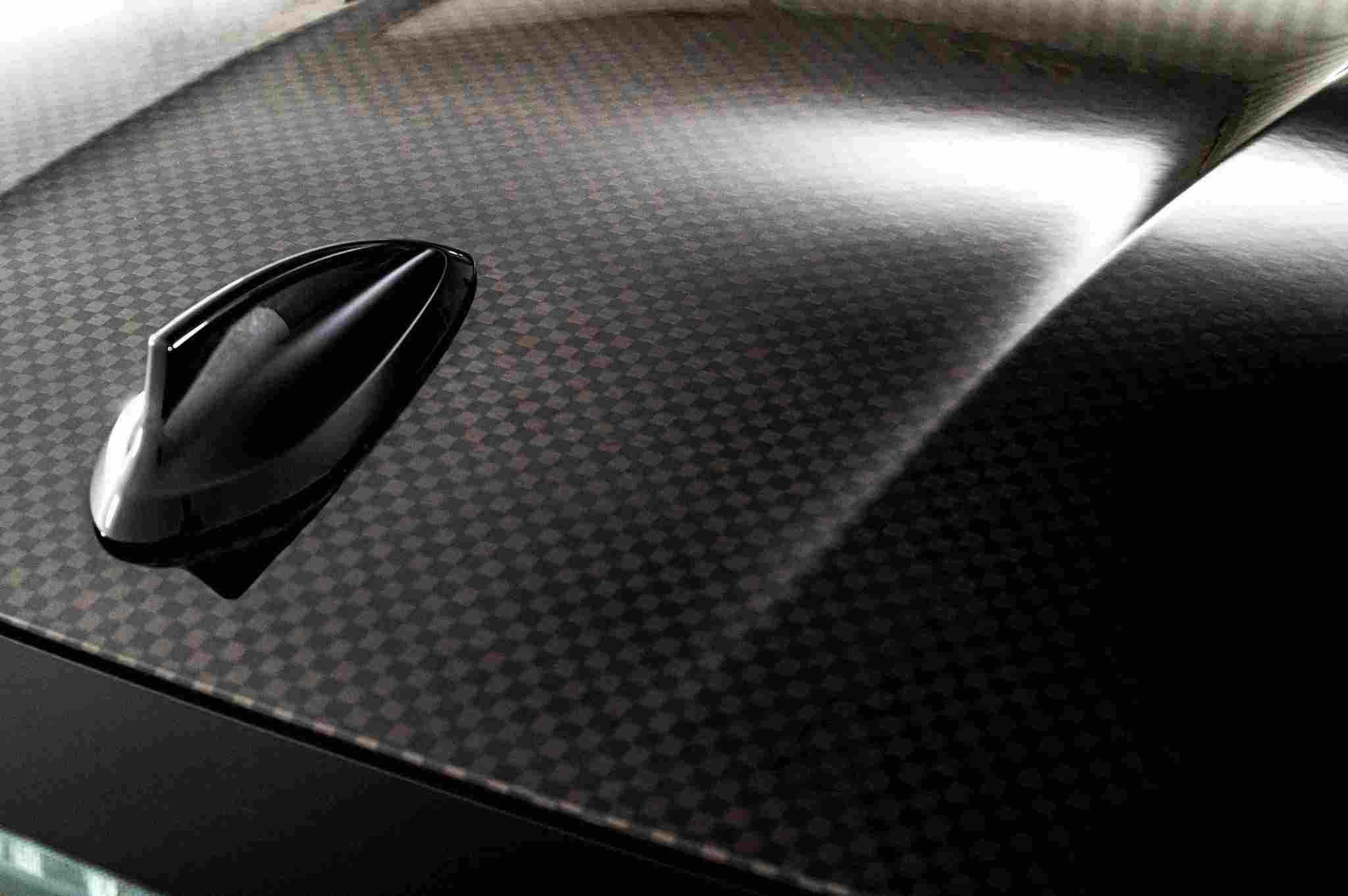 全車頂堅固而強韌的棋盤格造型 M 碳纖維材質，為 BMW M2 車系首創。