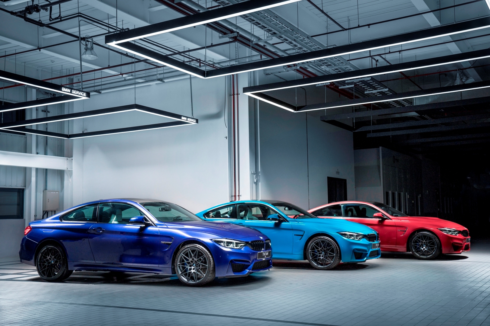 BMW M4 Edition M Heritage 採用 M Logo 中 Laguna Seca Blue、Velvet Blue Metallic 與 Imola Red。