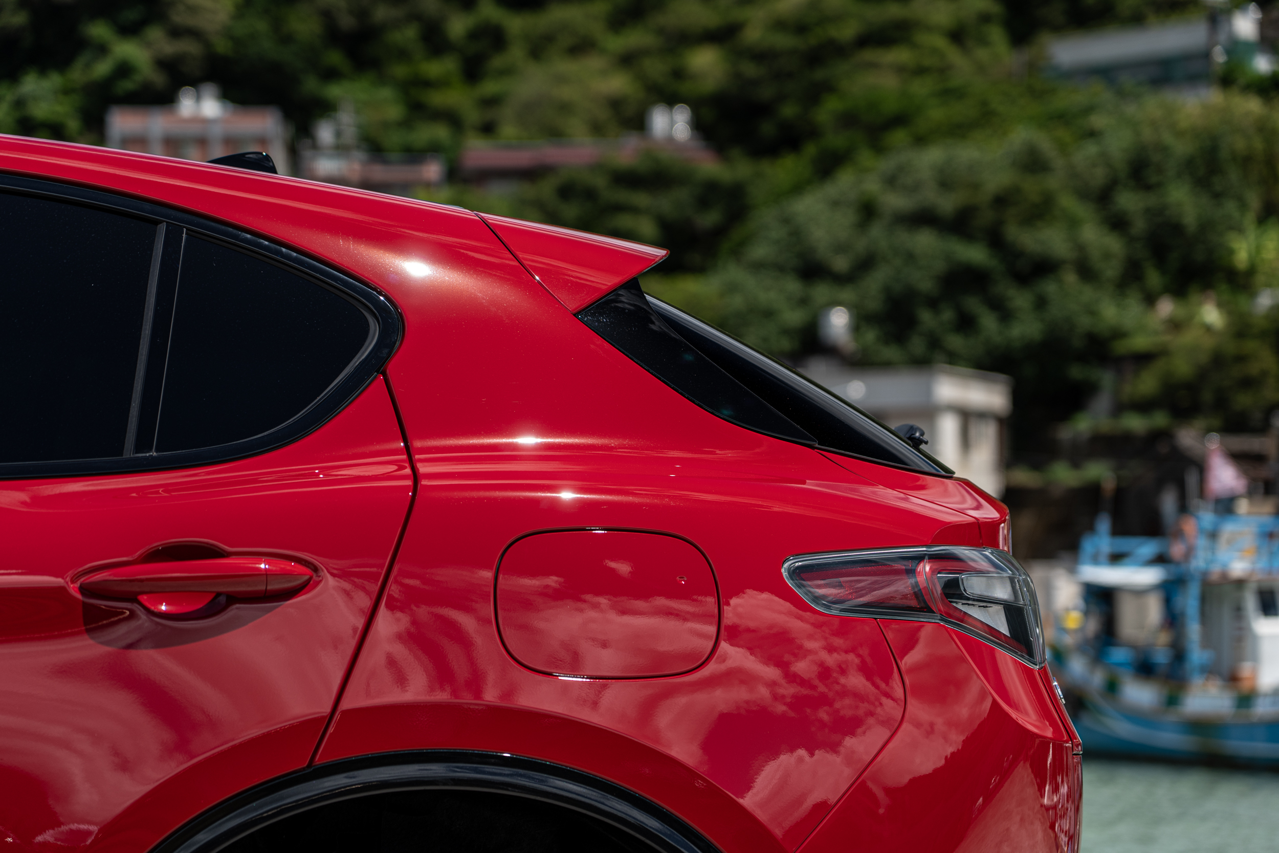 傾斜的車頂尾端搭配飽滿的後輪拱線條，營造出Stelvio出色的跑格。