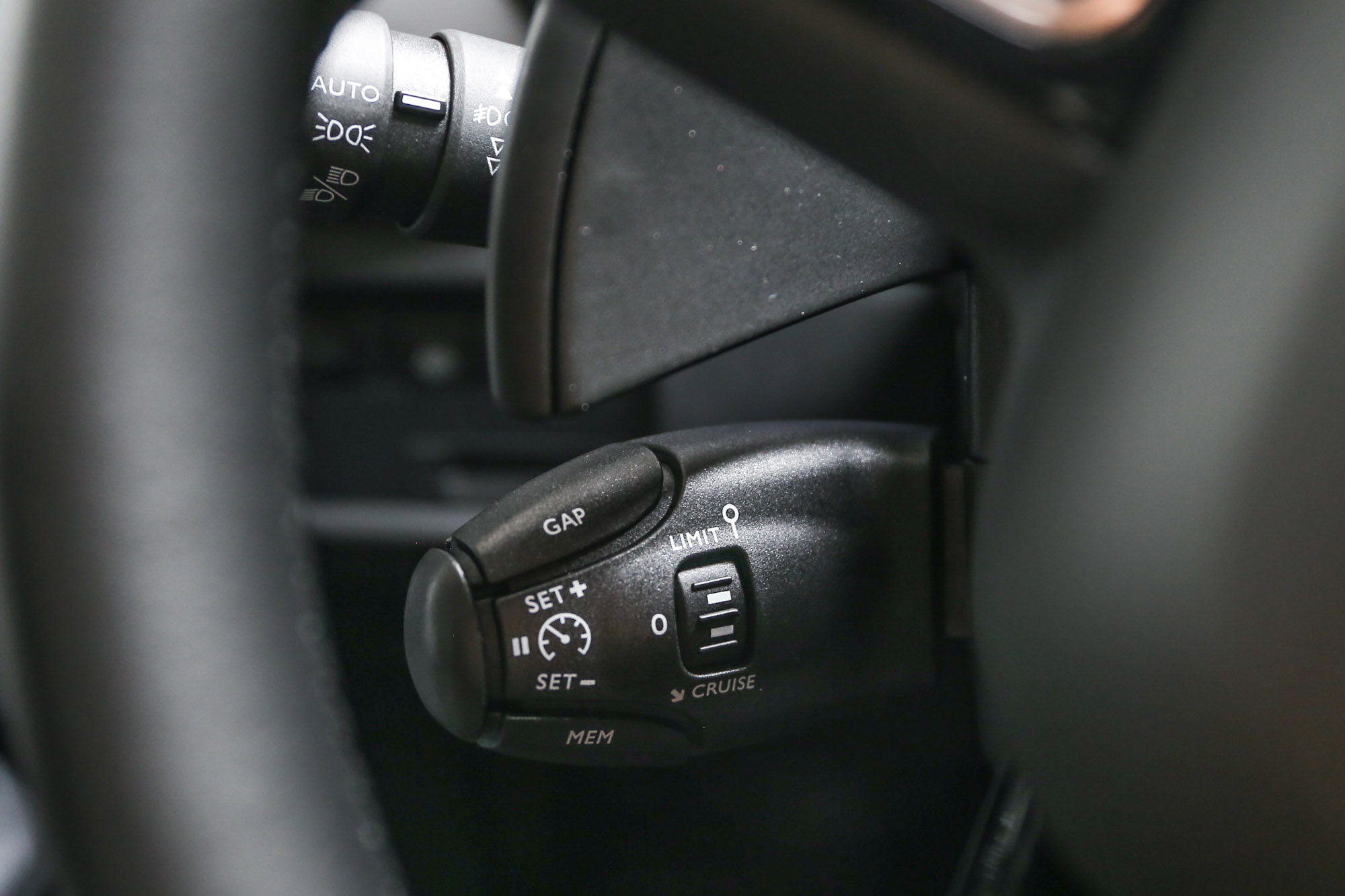 標配全速域的 ACC 主動式定速巡航附自動煞車及再啟動功能，設定的介面仍是傳統的方向盤後方撥桿，與當前整合至方向盤上的設計有所不同，需要適應。