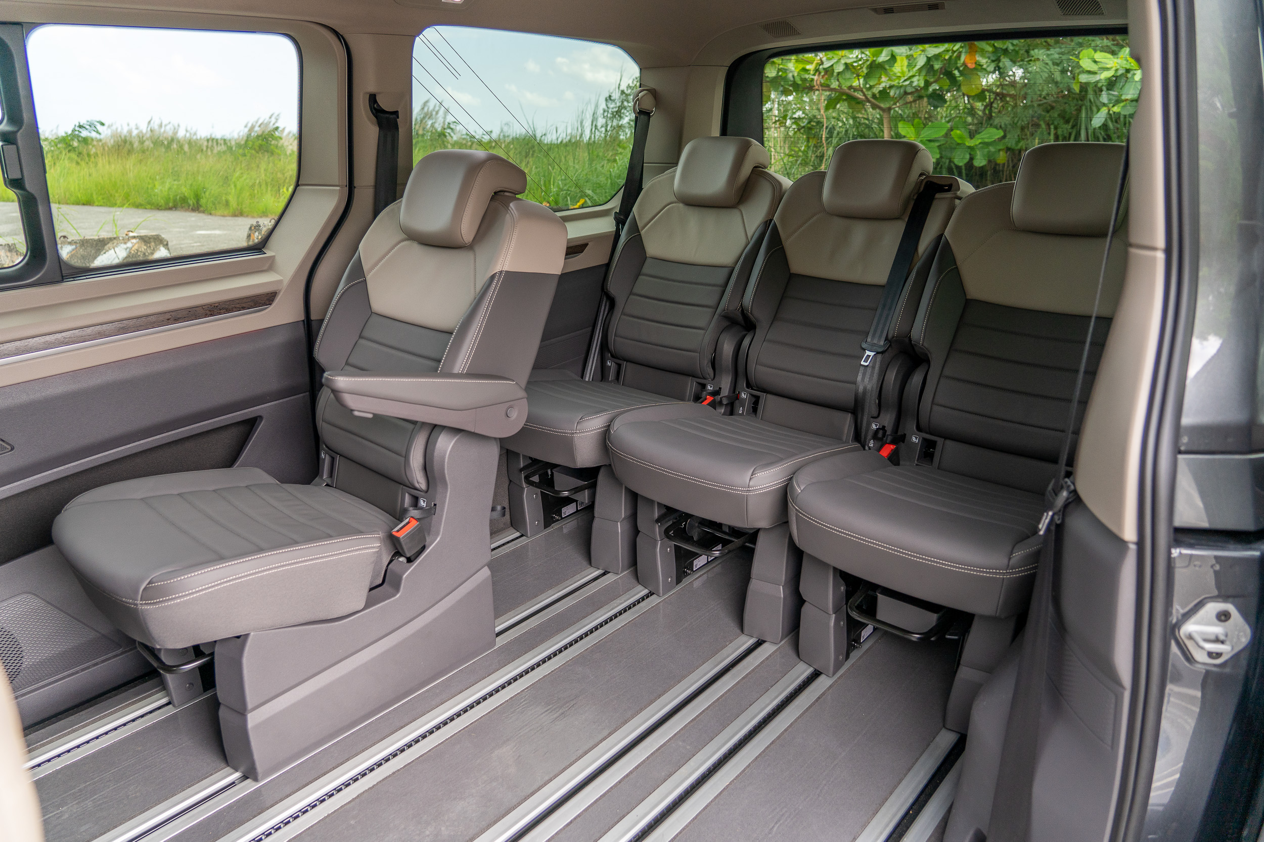 第二、三排座椅可獨立各自進行滑移調整。