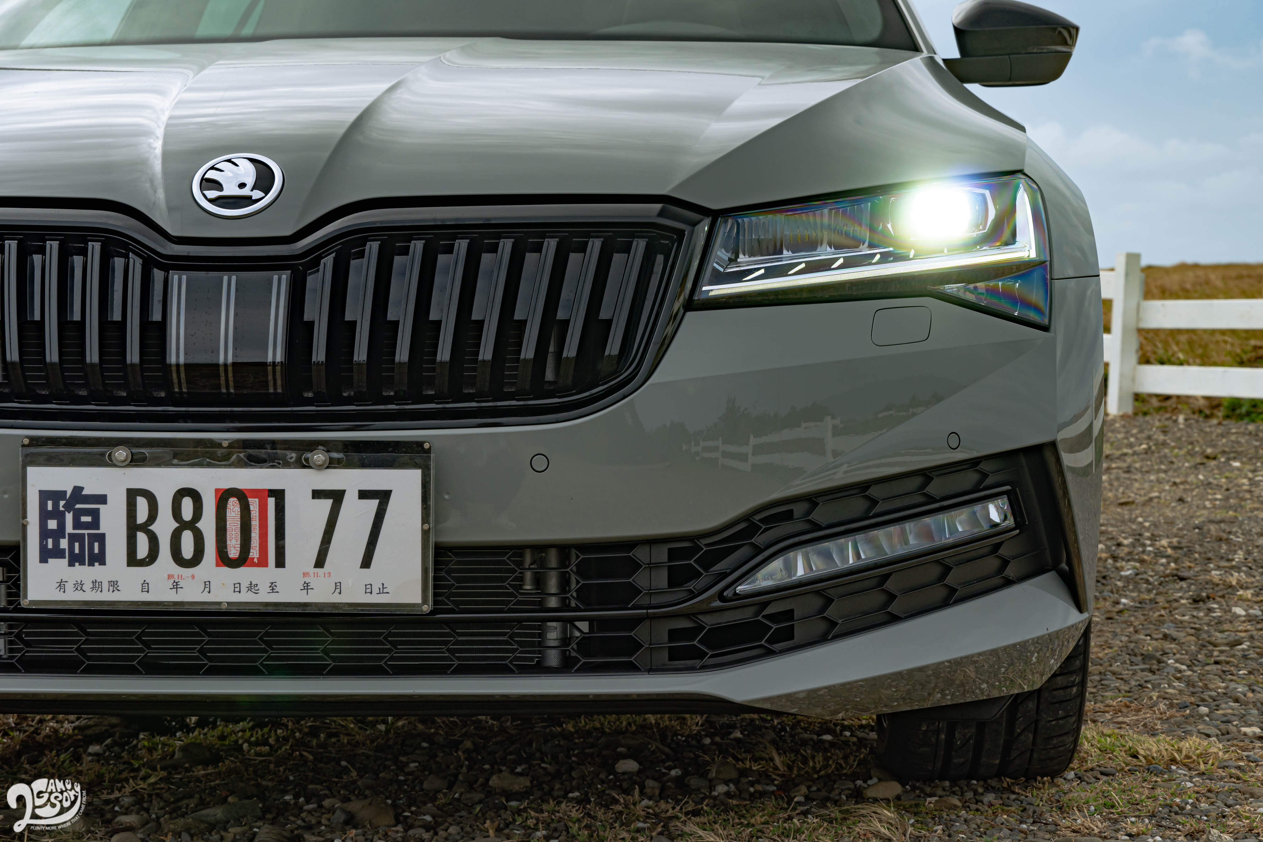 Matrix LED 智慧蜂巢式前保桿複眼頭燈組在年底前全車系都免費升級。