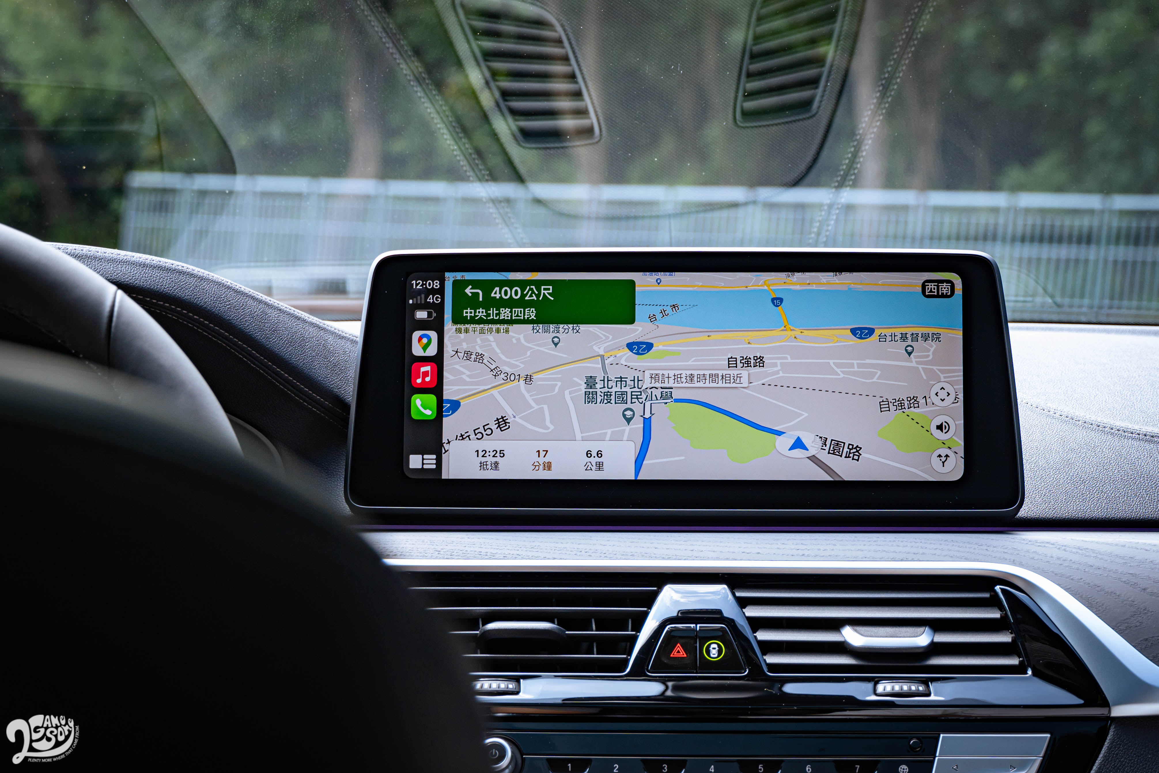 12.3 吋觸控中央螢幕支援無線 Apple CarPlay。