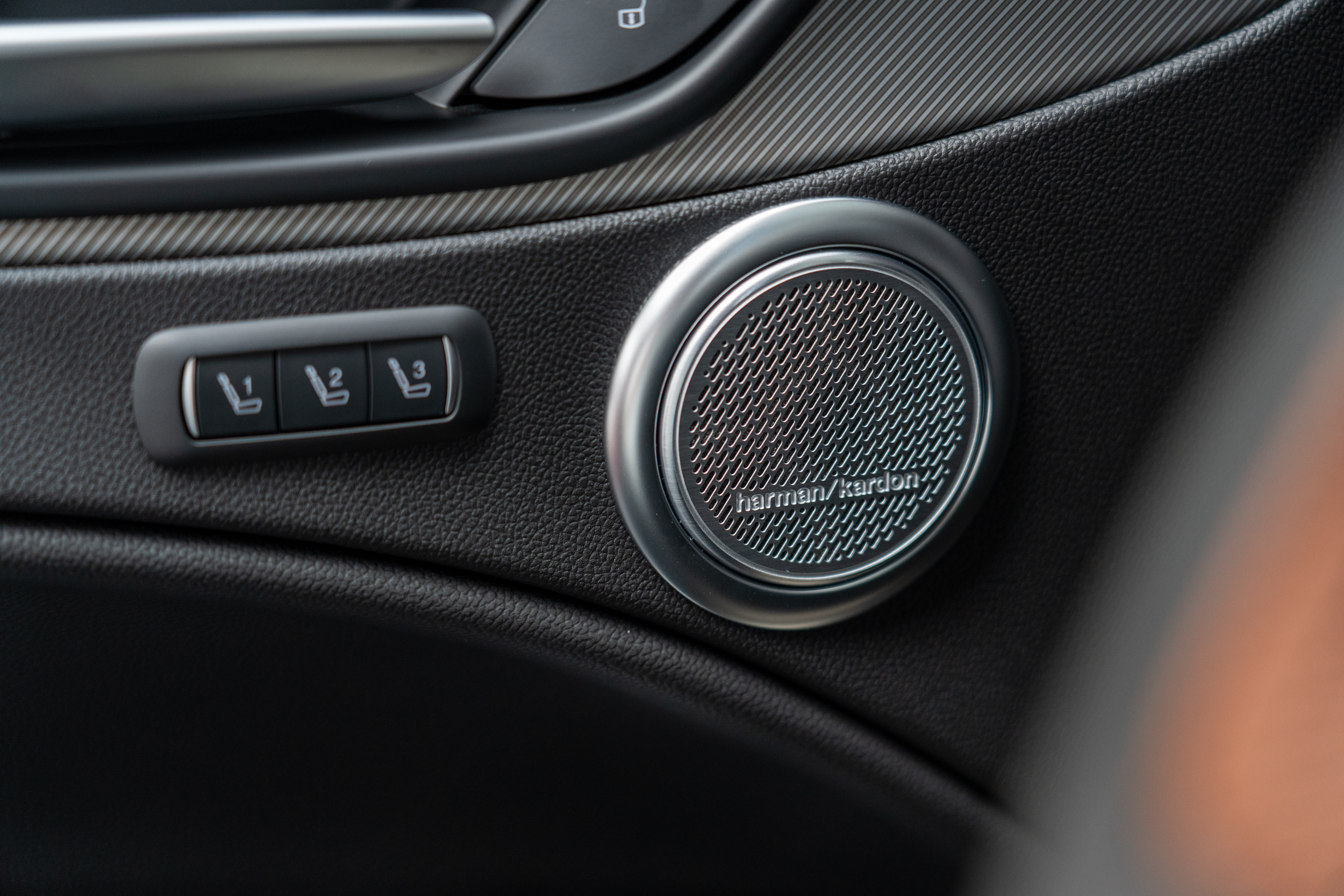 Intensa版本配備harman / kardon音響系統，擁有14支揚聲器數量。