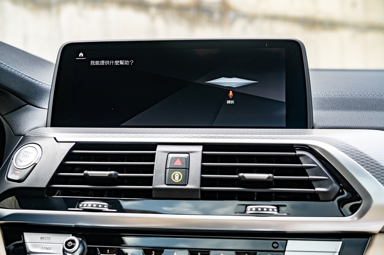 BMW ConnectedDrive智慧互聯駕駛服務除了可提供旅遊諮詢或任何生活資訊的旅程諮詢秘書，此次更升級 BMW智慧語音助理2.0，擁有更口語化及人性化的互動方式。