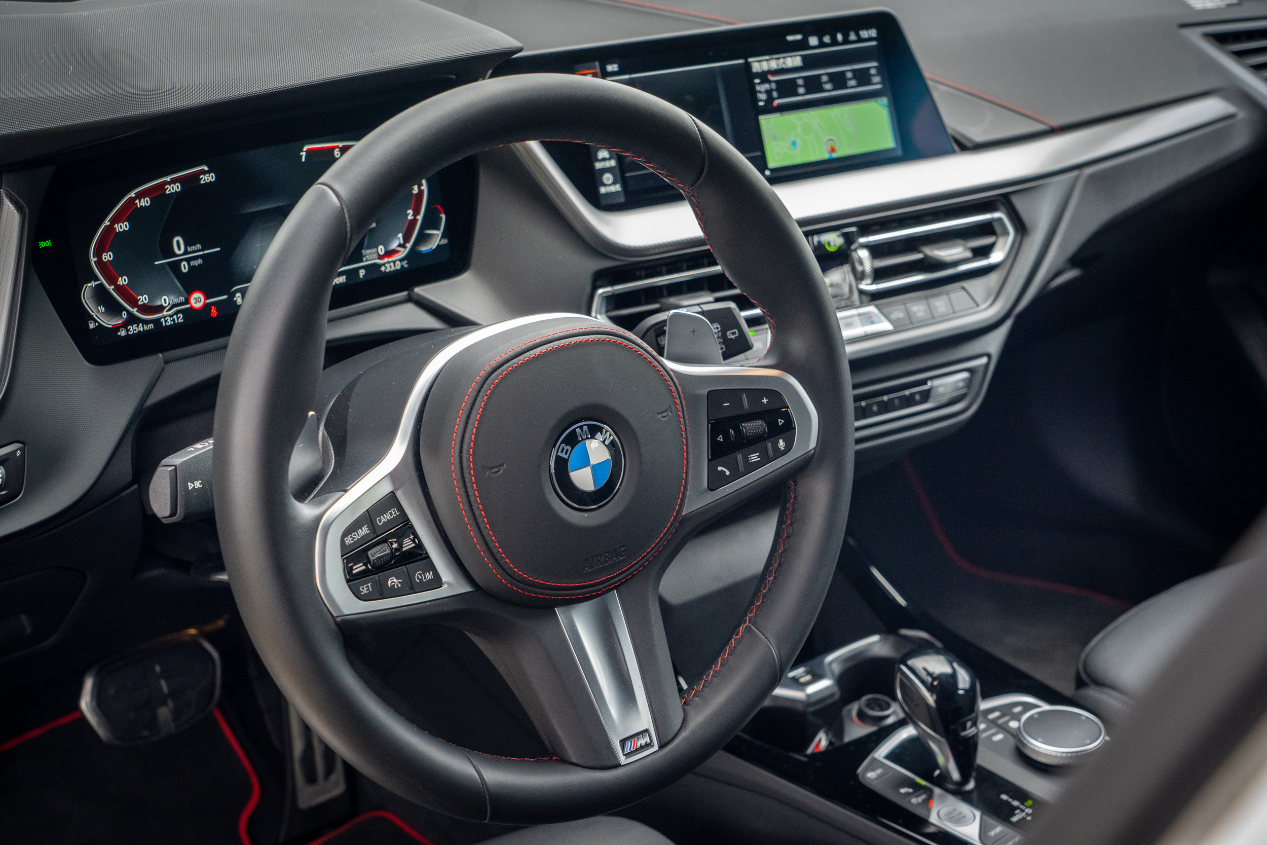 M 多功能真皮方向盤具備換檔撥片。