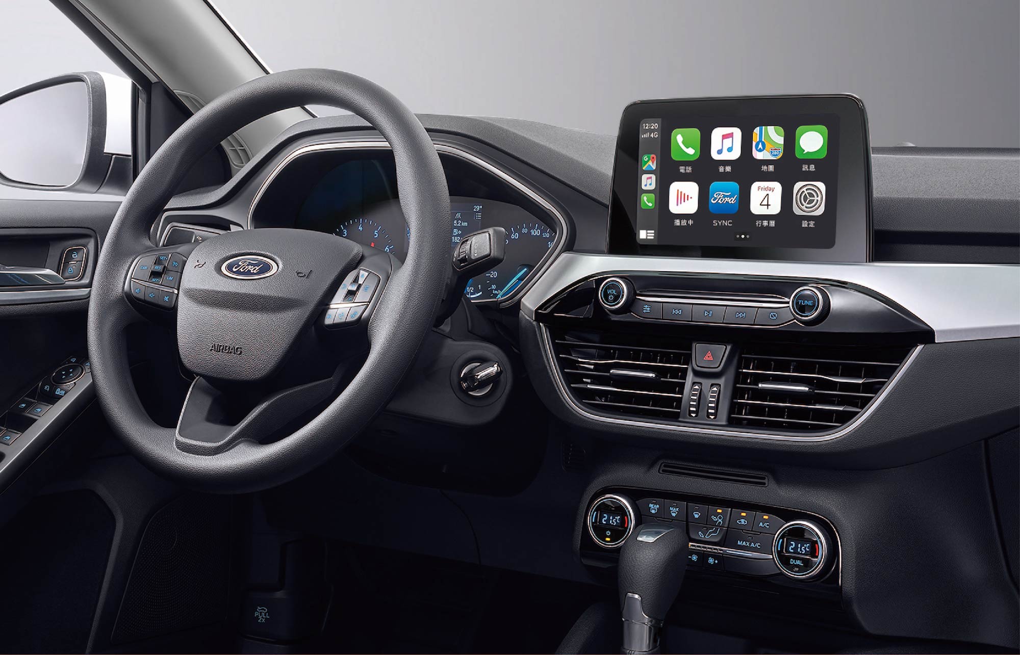 Ford Focus 全新四門美夢型／五門成真型搭載原廠 8 吋懸浮式全彩 LCD 觸控螢幕，內建 SYNC®2.5 娛樂通訊整合系統，同級唯一支援 Apple CarPlay® 與 Android Auto 智慧手機連結功能，並標配雙區恆溫空調。