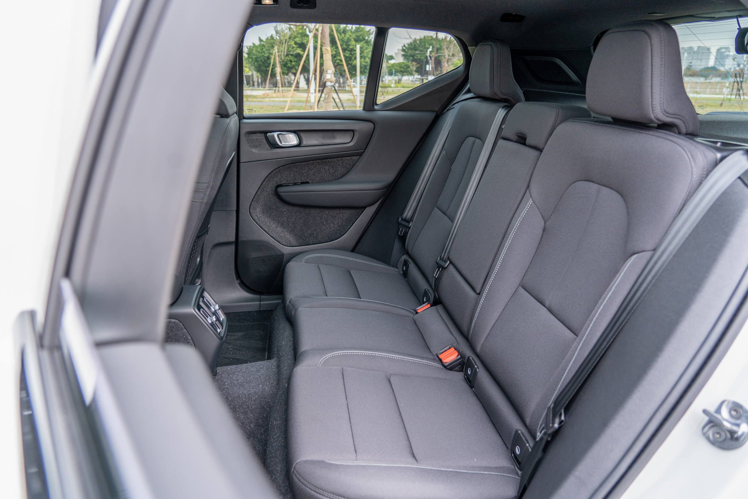 歸因於 CMA 模組化平台架構,XC40 Recharge 的空間設定、乘坐舒適性等,與純內燃機引擎車型相仿,但後座的腿部支撐性顯然有進步空間。