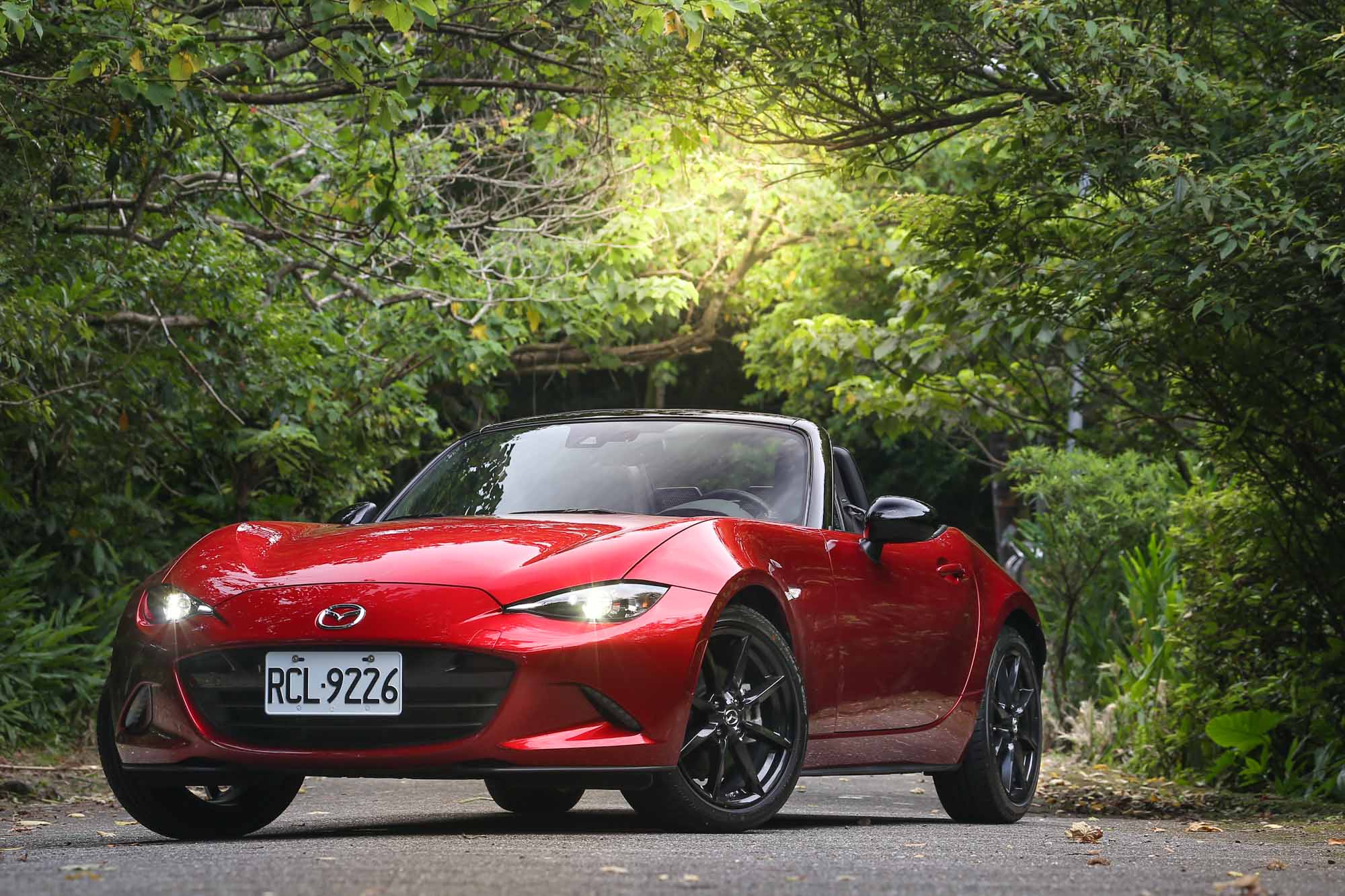 試駕車型為 Mazda MX-5 MT，售價為新台幣 133 萬元。