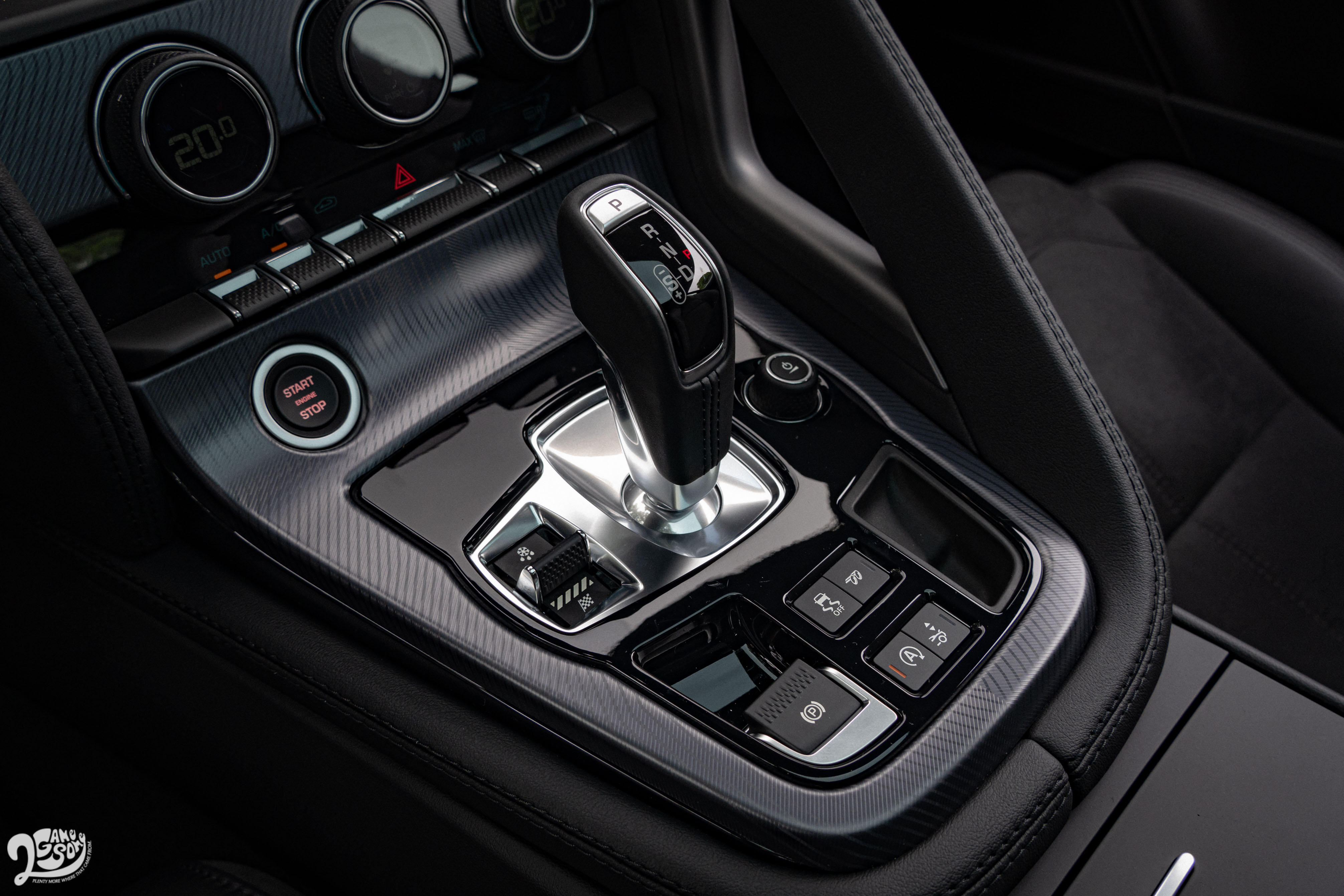 動力銜接 8 速手自排變速箱,並採取後輪驅動配置。