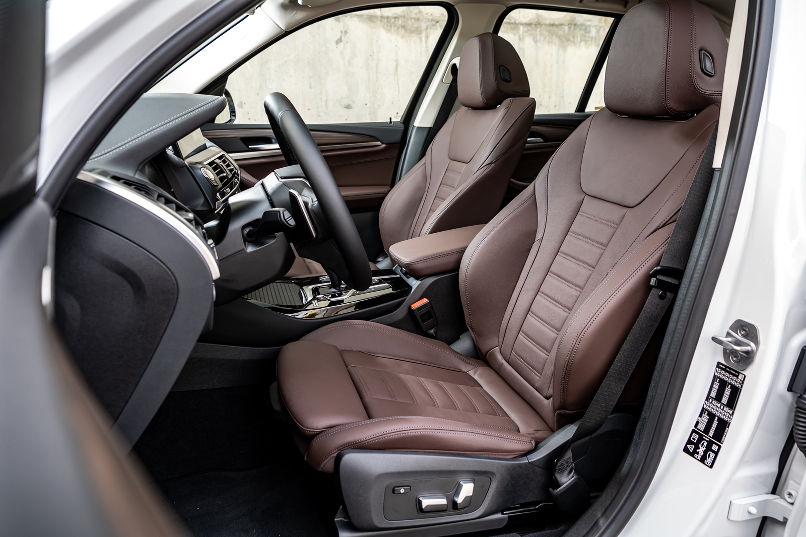 全新 BMW X3、X4白金領航版提供 Vernasca 真皮包覆跑車座椅。