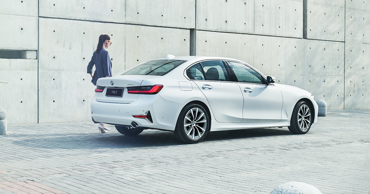 全新 BMW 3系列指定車型享低月付 9,900 元起多元分期方案或 180 萬 60 期0利率或尊榮租賃專案（含 3 年租賃 0 利率、贈送 3 年牌燃稅）以及 1 年乙式全險。