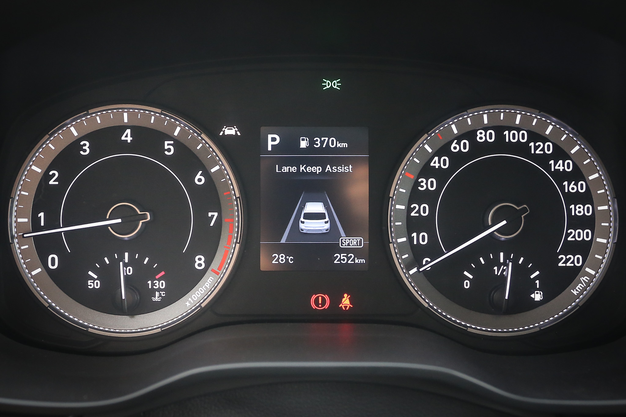 雙環儀表中央採用 3.5 吋 TFT-LCD 車資顯示幕。