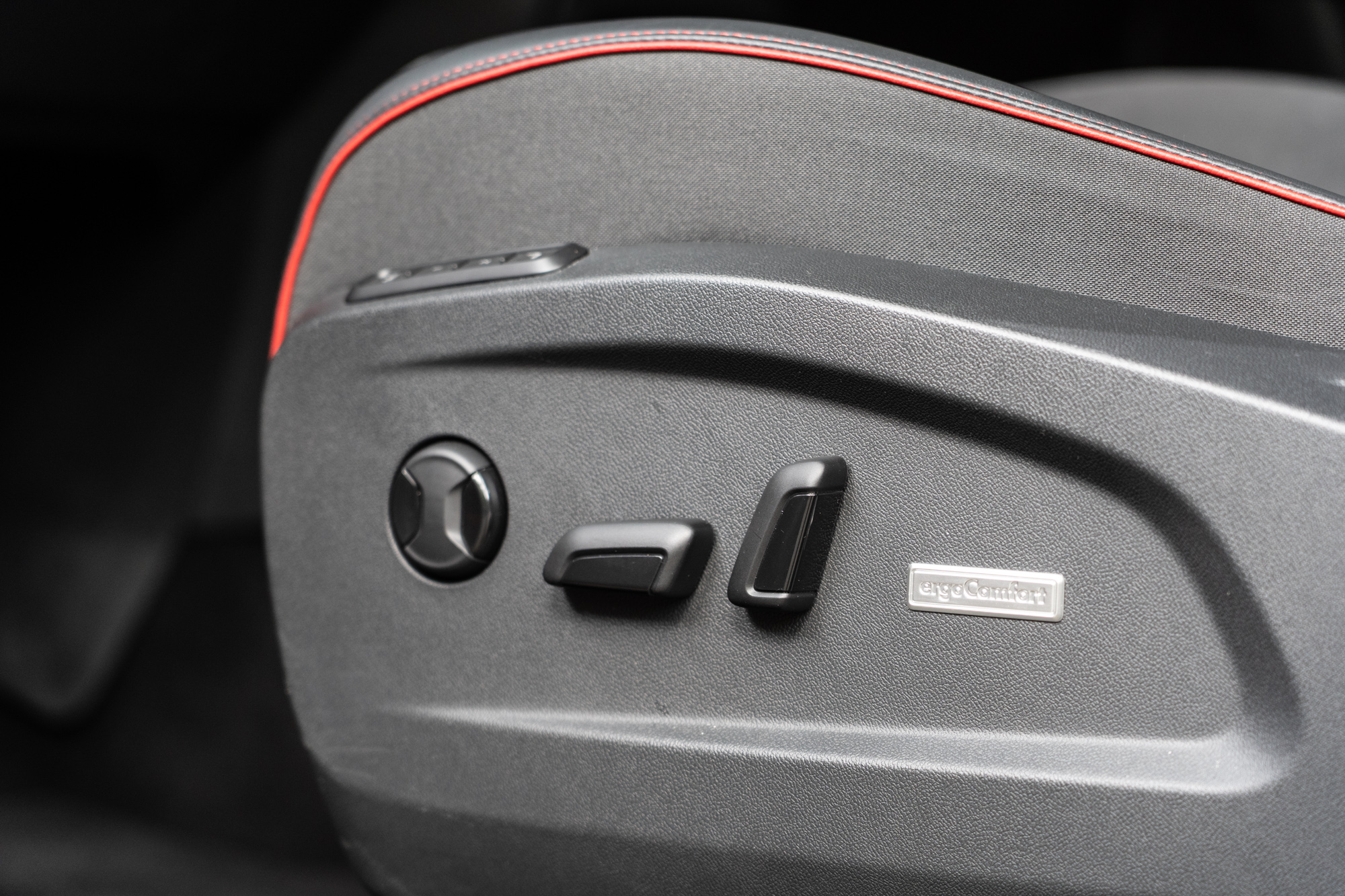 前座椅符合人體工學，對於脊椎友善。