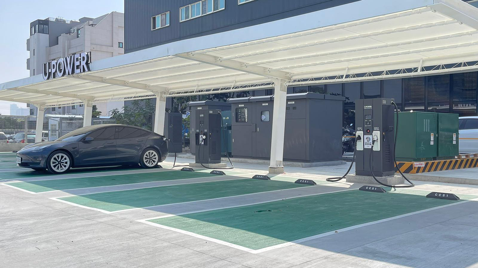 除了強調大功率的快充站以外,多數老舊建築內的住戶要如何解決入手電動車後的充電問題,才是電動車要普及的一大關鍵。