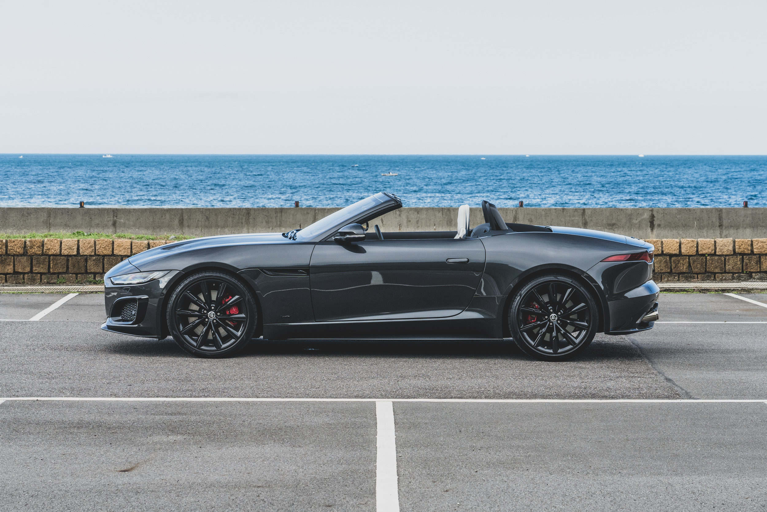 本次試駕的 F-Type 為 R 75 敞篷車型,基礎售價為 575 萬。