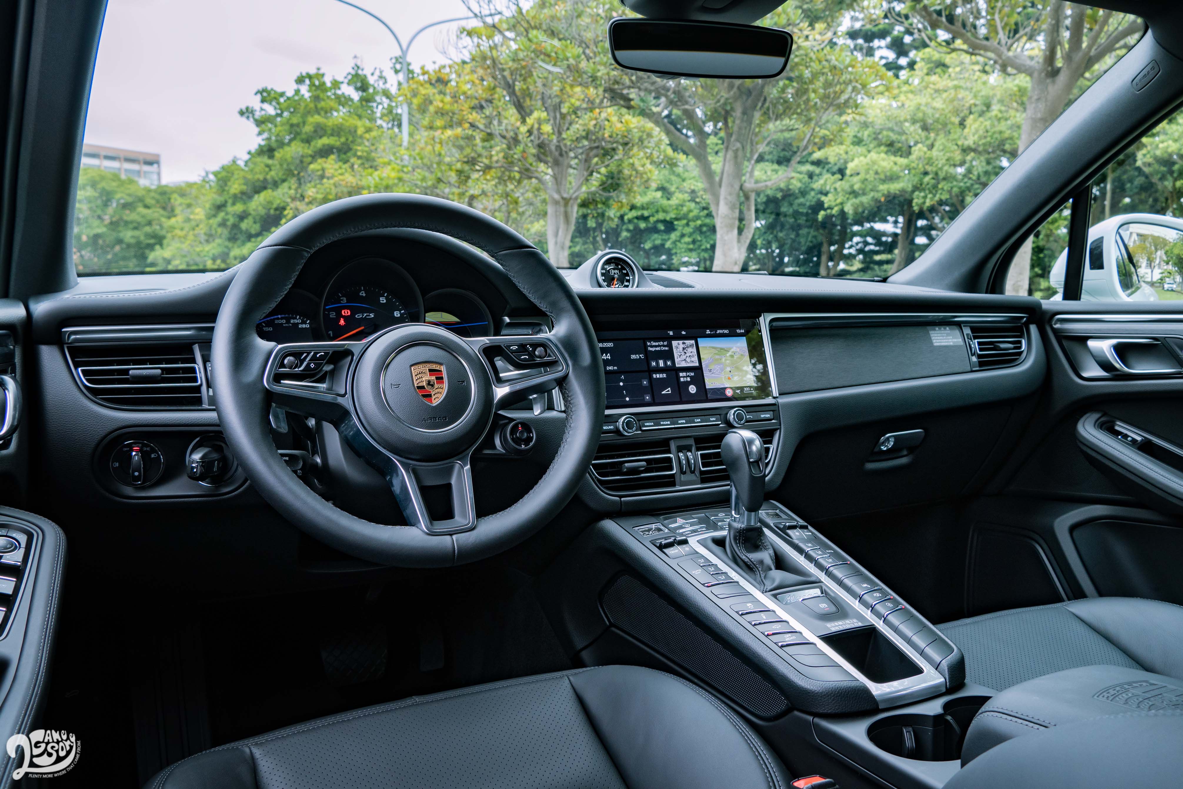 試駕車內裝選配黑色真皮套件,若是標配,座椅中央、車門扶手及中央鞍座扶手均以 Alcantara 麂皮包覆,搭配黑色髮絲紋鋁合金飾板。