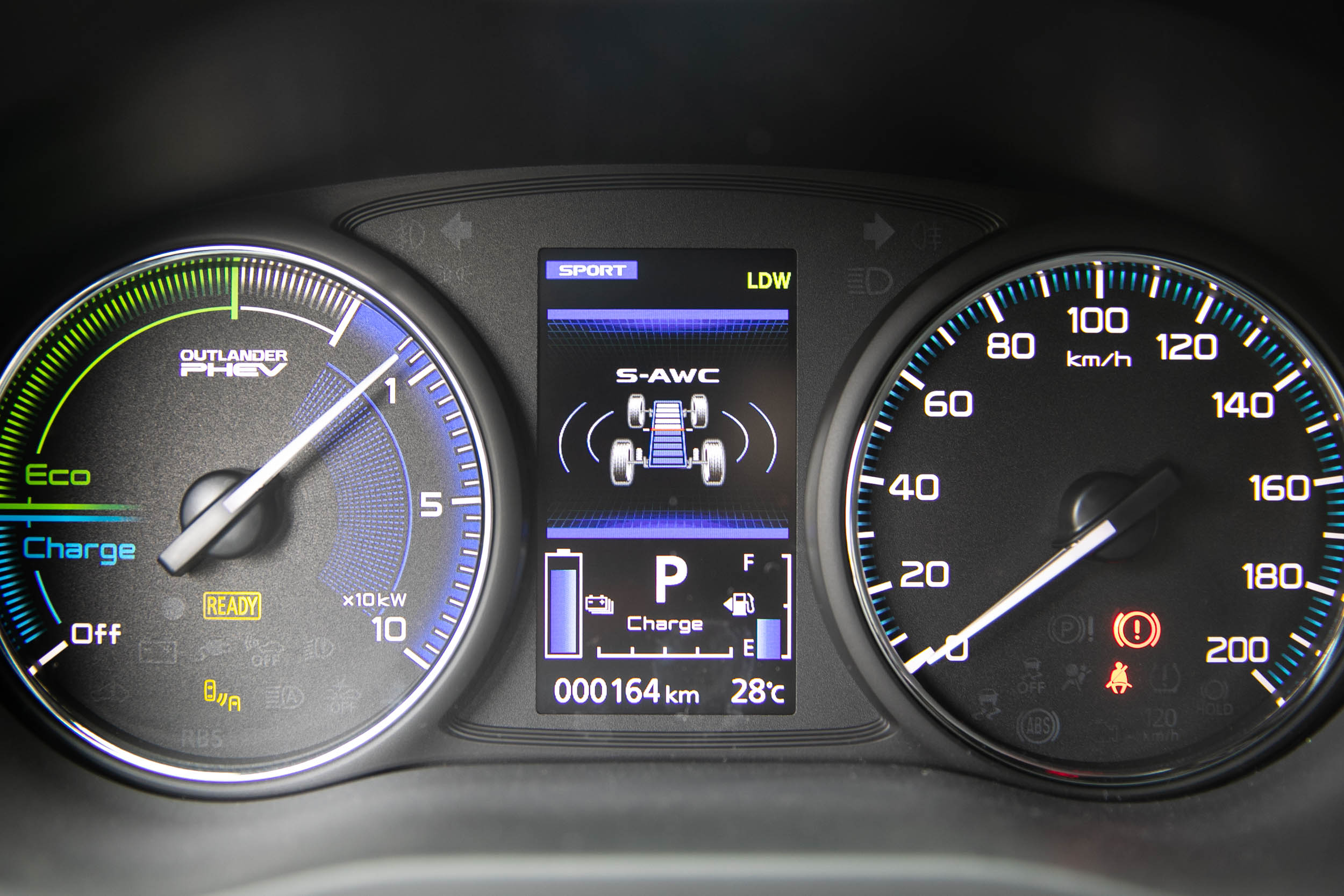 中央顯示幕提供多樣的行車模式與資訊顯示。