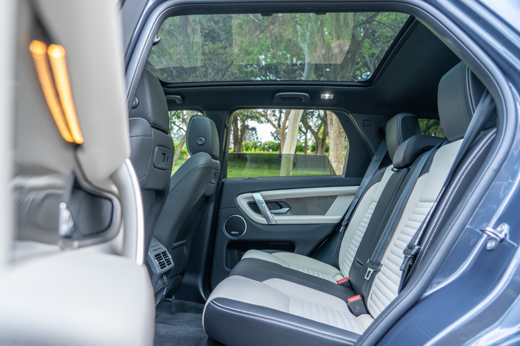 後座的寬敞空間為Discovery Sport最大優勢，且P250 Dynamic SE車型標配全景式固定玻璃天窗。